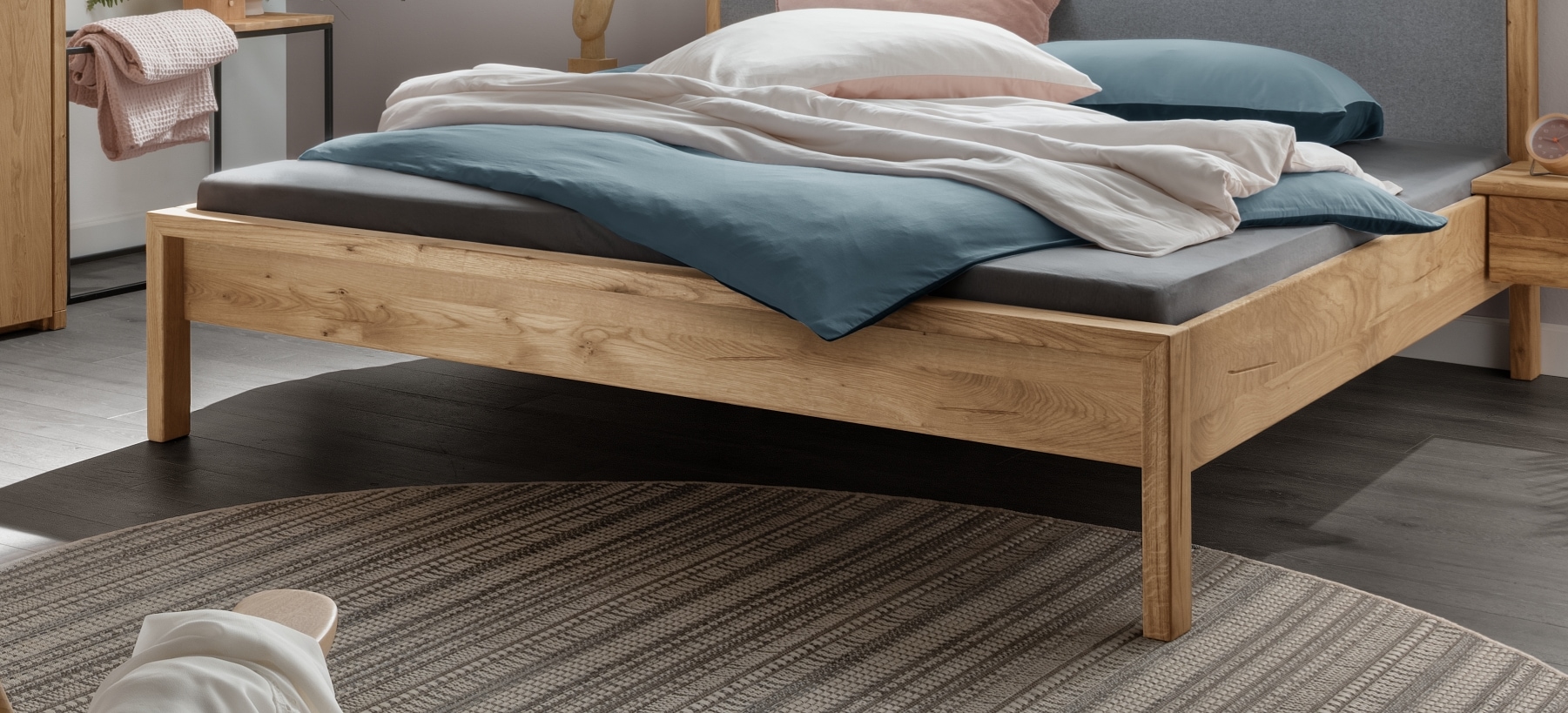 Home affaire Massivholzbett »Huven Doppelbett, Holzbett, hohe Belastbarkeit: 200kg je Seite«, (in 4 Breiten, Einlasstiefe 16 oder 20cm, niedrige Fusshöhe), massive FSC-zertifizierte Eiche, Kopfteil gepolstert