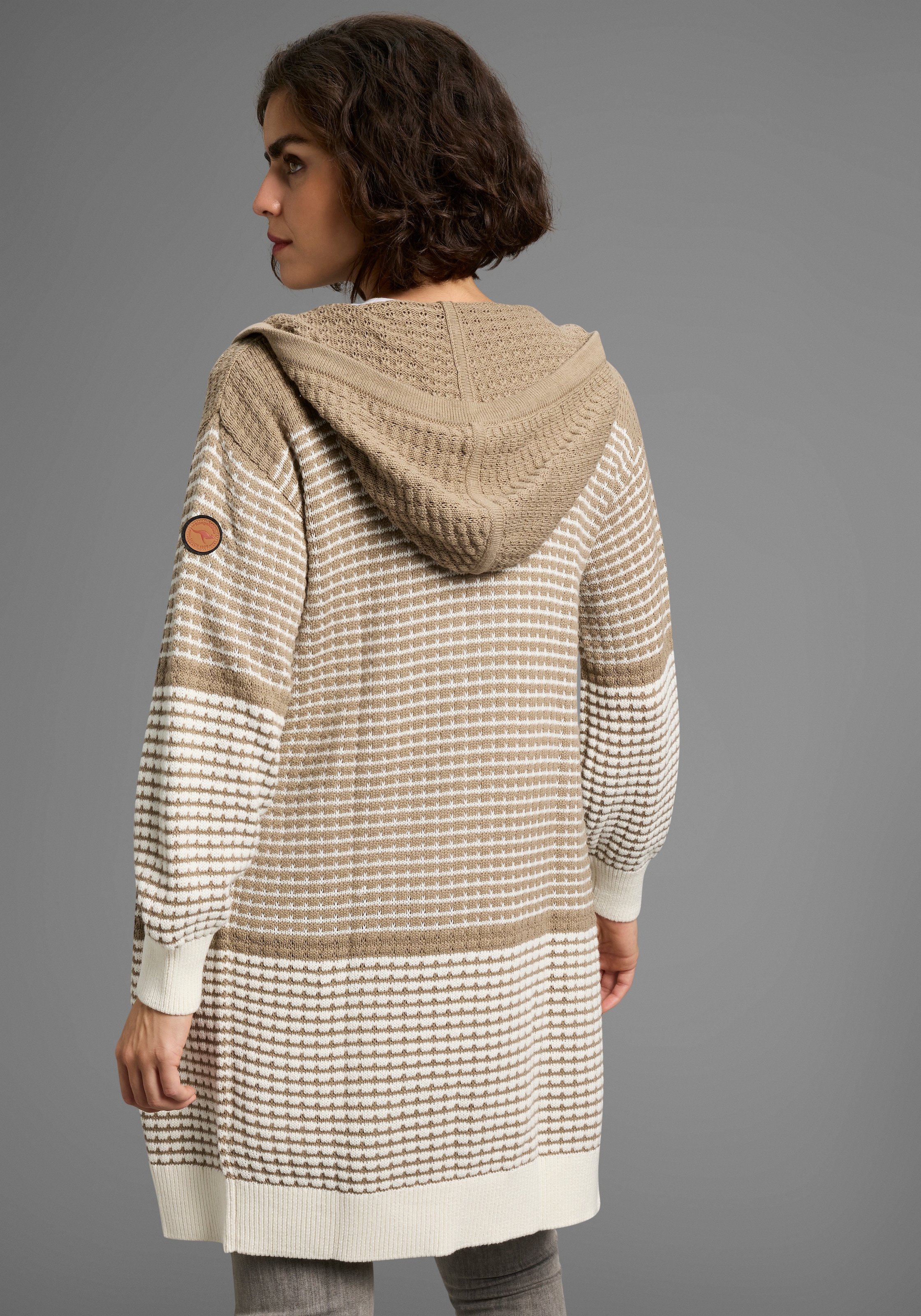 KangaROOS Kapuzenstrickjacke, mit angesagtem Strickmuster
