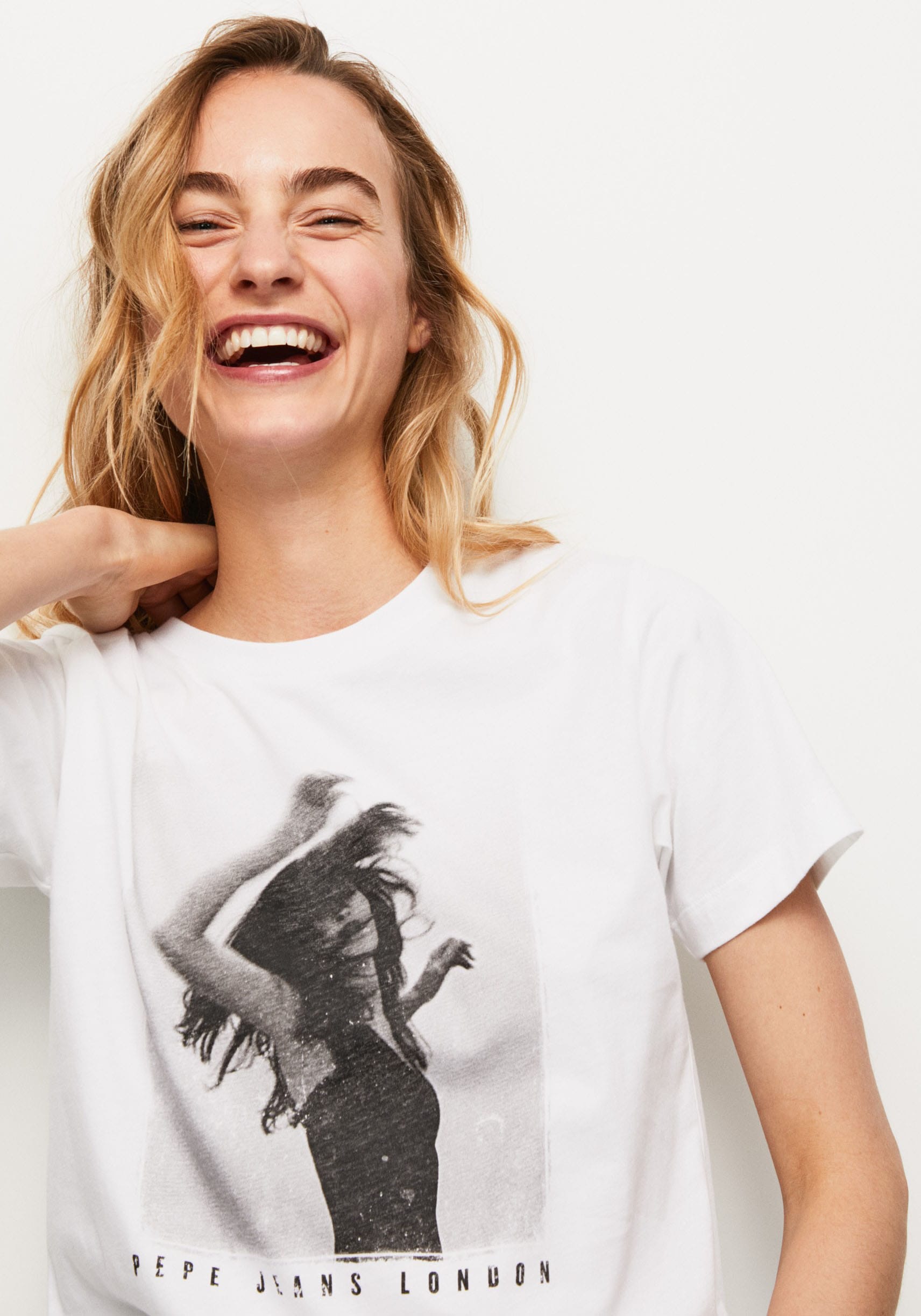 Schweiz »SONYA«, markentypischem Jeans tollem und Passform figurbetonter T-Shirt kaufen Pepe bei mit Frontprint in Jelmoli-Versand online