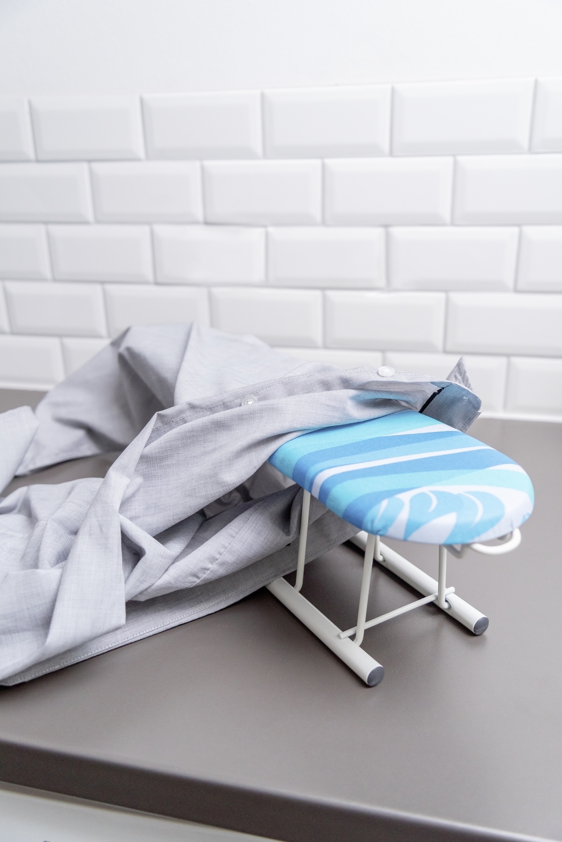 WENKO Ärmelbrett »Modell Wave«, Bügelfläche 52 cmx12 cm, Ärmelbügelbrett, praktische Bügelhilfe mit gepolstertem Dekorbezug
