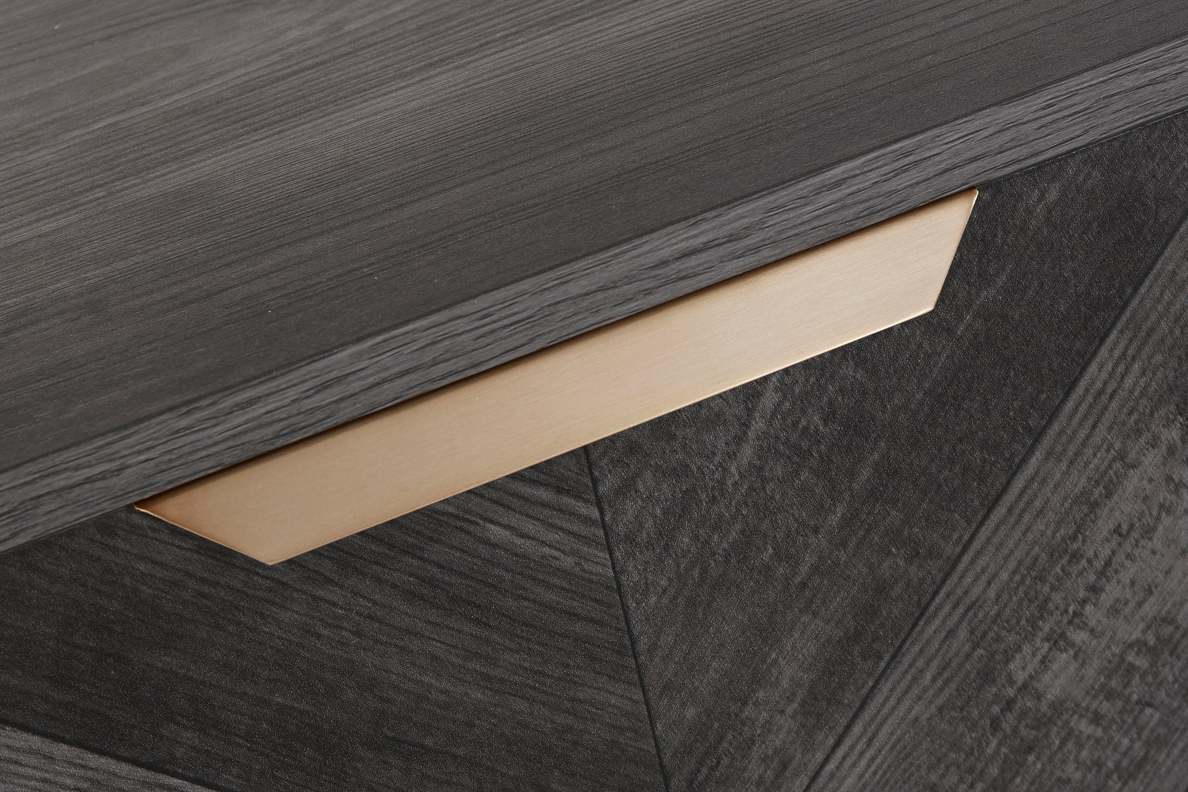 Leonique Sideboard »Nanterie«, aus einer edlen Holzoptik, exklusives Fischgrätenmuster, Breite 133 cm
