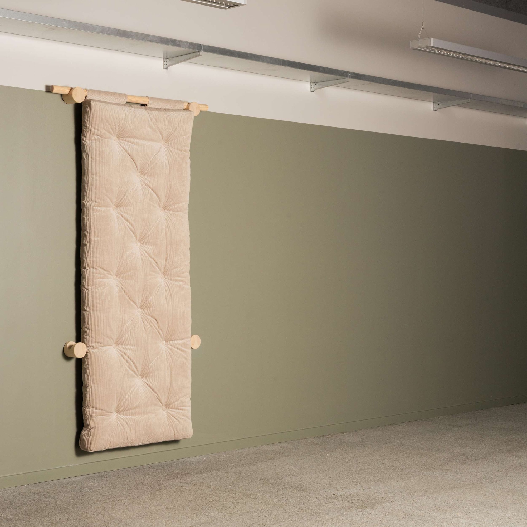 Karup Design Schlafsofa »Hooked Sofa Bed / Sleeper Chair – Sitz- oder Schlafplatz, platzsparend«, Futonmatratze inkl. Halterungsset aus FSC®-zertifiziertem Massivholz