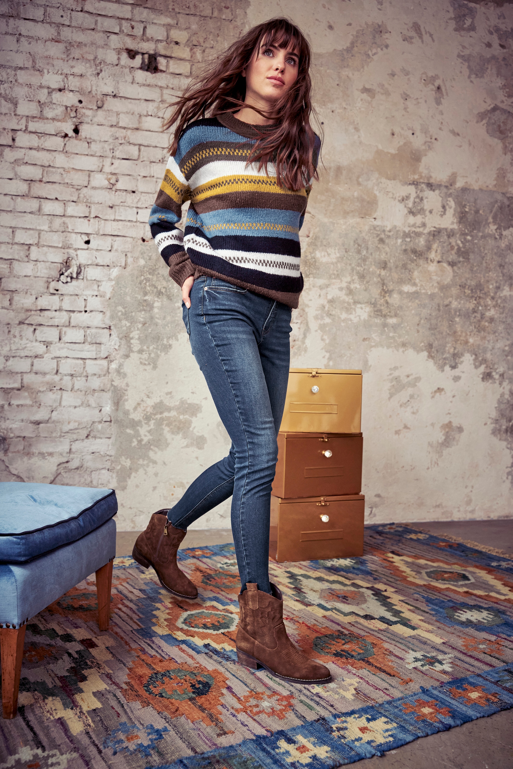 Aniston CASUAL Skinny-fit-Jeans, regular waist - mit ausgefransten Beinabschluss