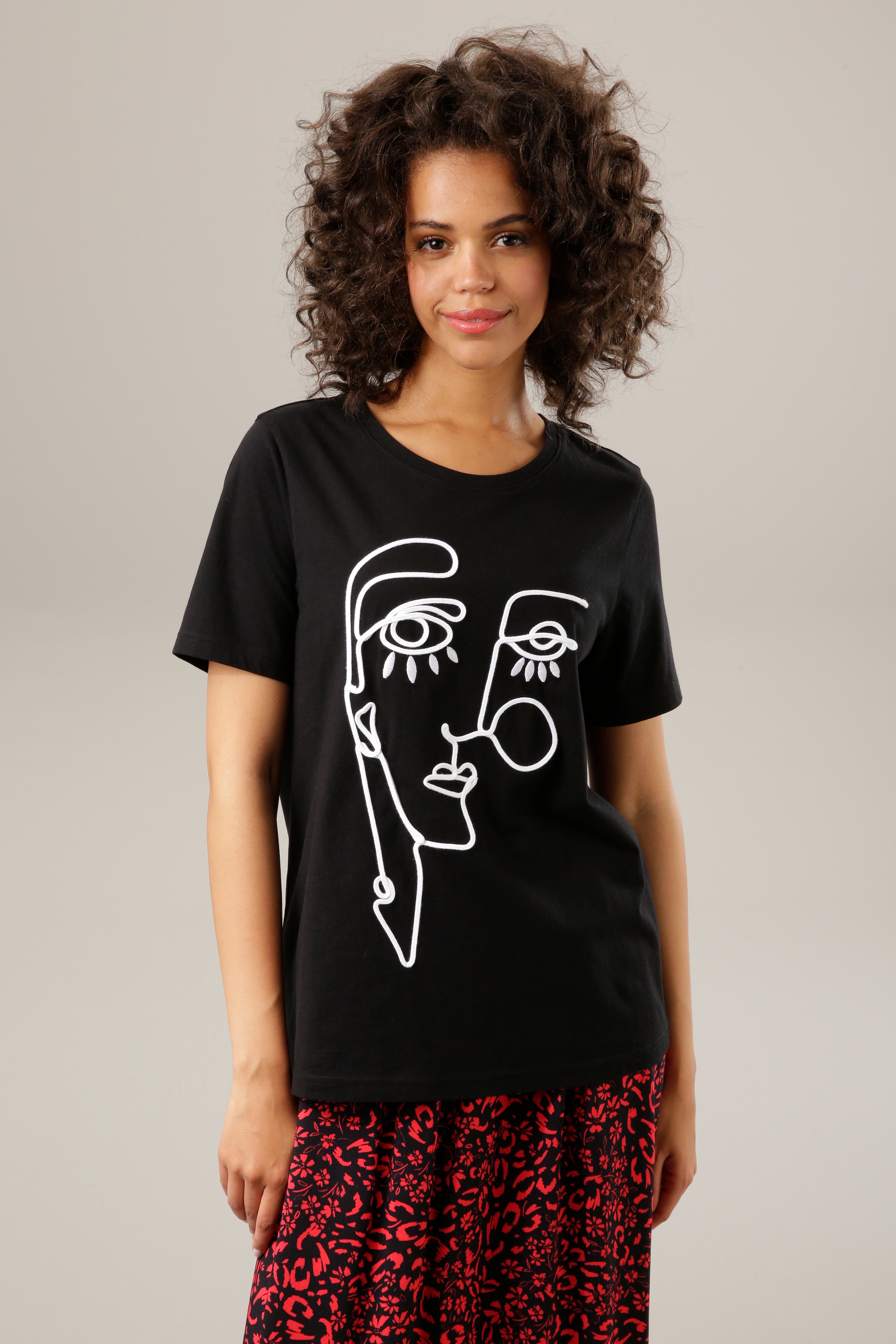 Jelmoli-Versand Stickerei online Aniston CASUAL Kopf kunstvollem mit aus shoppen T-Shirt, und | Kordel
