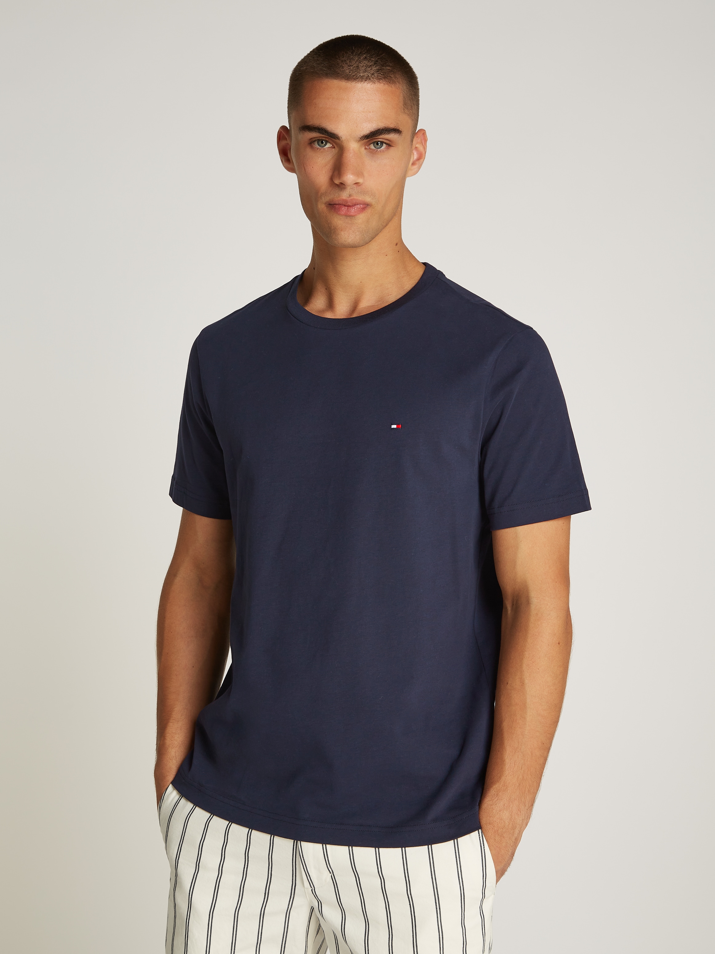 TOMMY HILFIGER T-Shirt »ESSENTIAL REG FIT SOLID TEE«, mit Rundhalsausschnitt