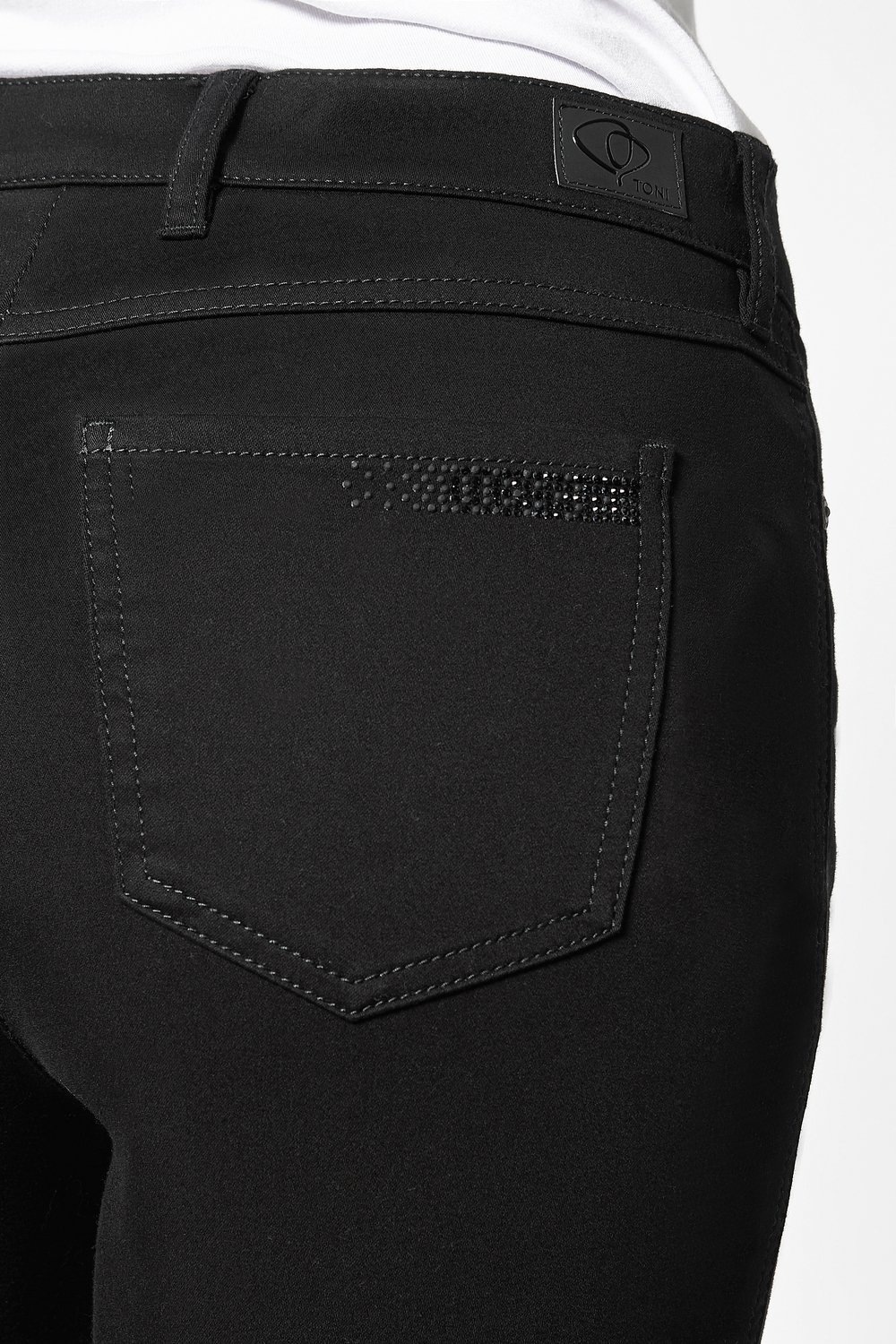 TONI Röhrenhose »TO BE LOVED«, mit kleinen Schmucksteinchen auf der Tasche