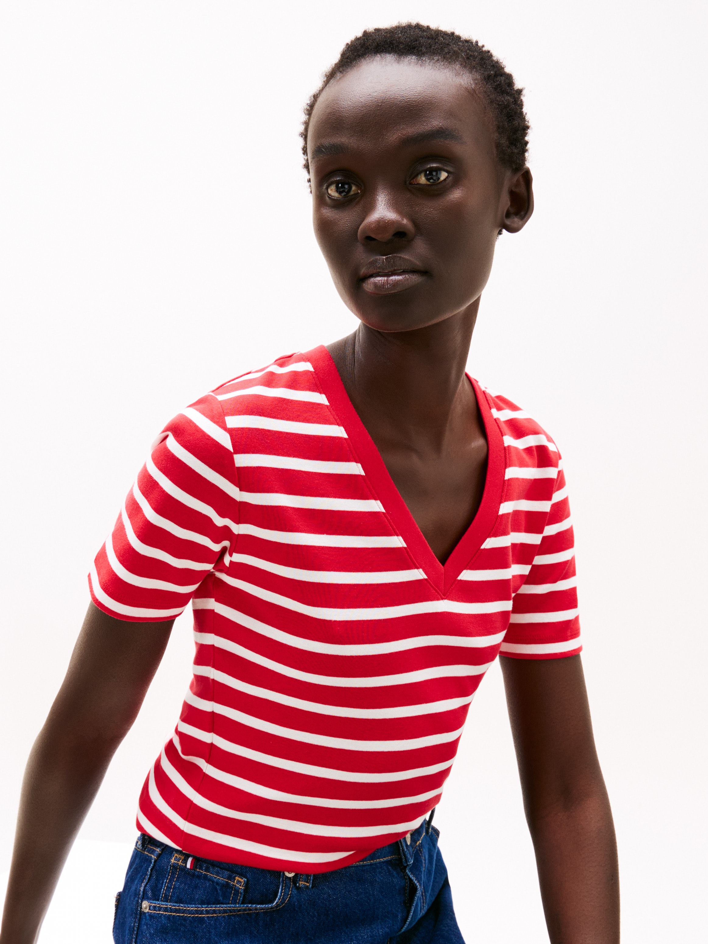 Tommy Hilfiger T-Shirt »SLIM CODY V-NK SS«, mit Logostickerei