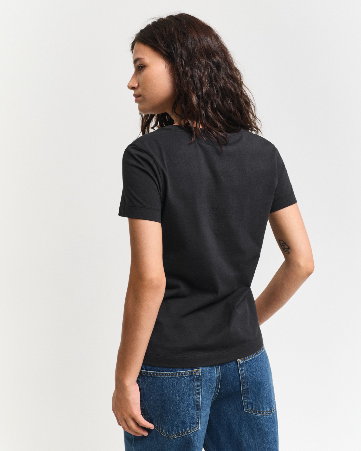 Gant T-Shirt »REG SHIELD KA V-NECK T-SHIRT«, mit einer kleinen Logostickerei auf der Brust