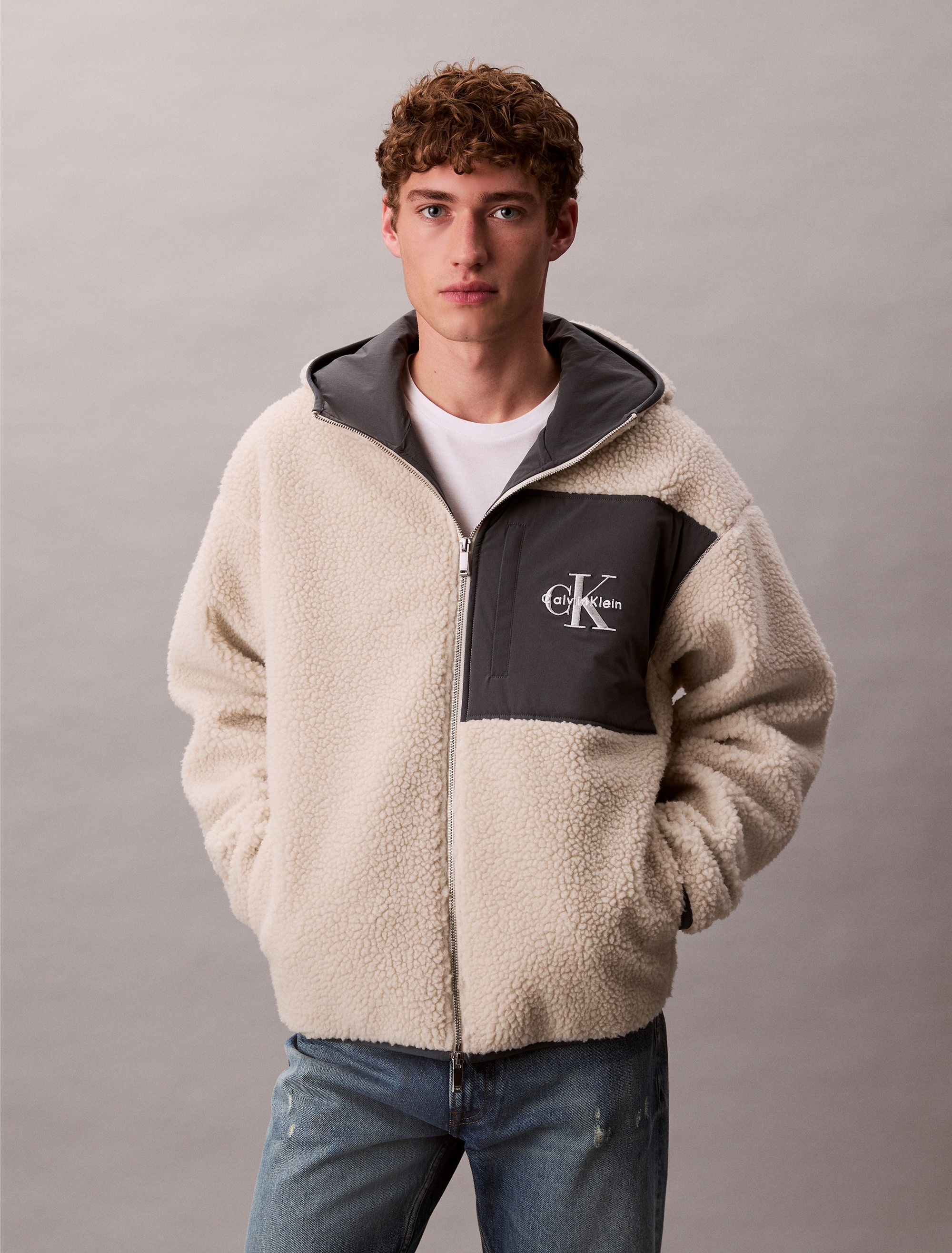 Calvin Klein Jeans Plüschjacke »SHERPA FUNNEL NECK FULL ZIP HOOD« mit Kapuze Mit Rundhalsausschnitt, regular fit