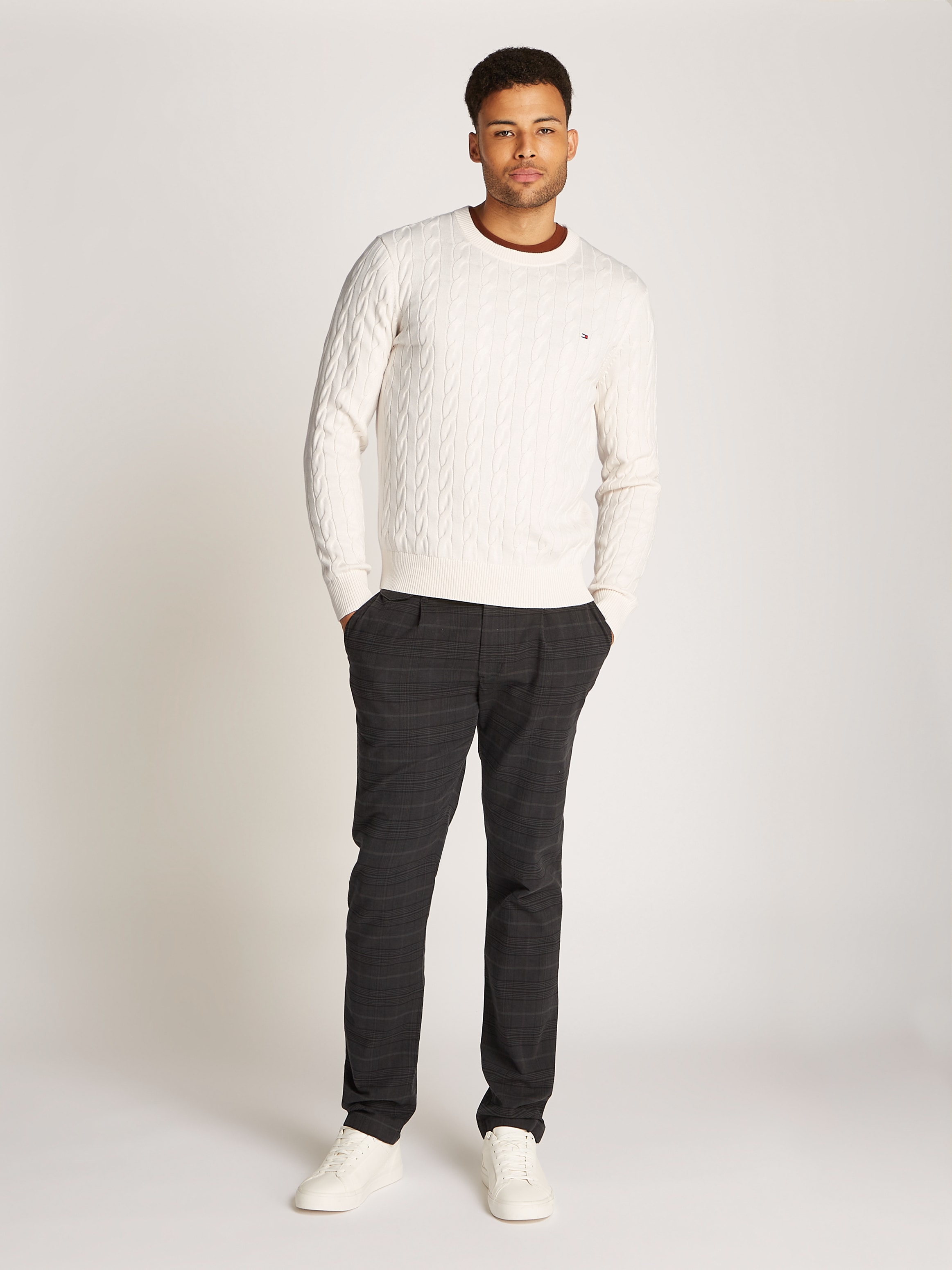 Tommy Hilfiger Strickpullover »CLASSIC CABLE CREW NECK mit Strukturstrick und Flaglabel«, unifarben, casual, regular fit, Baumwolle, Rundhals