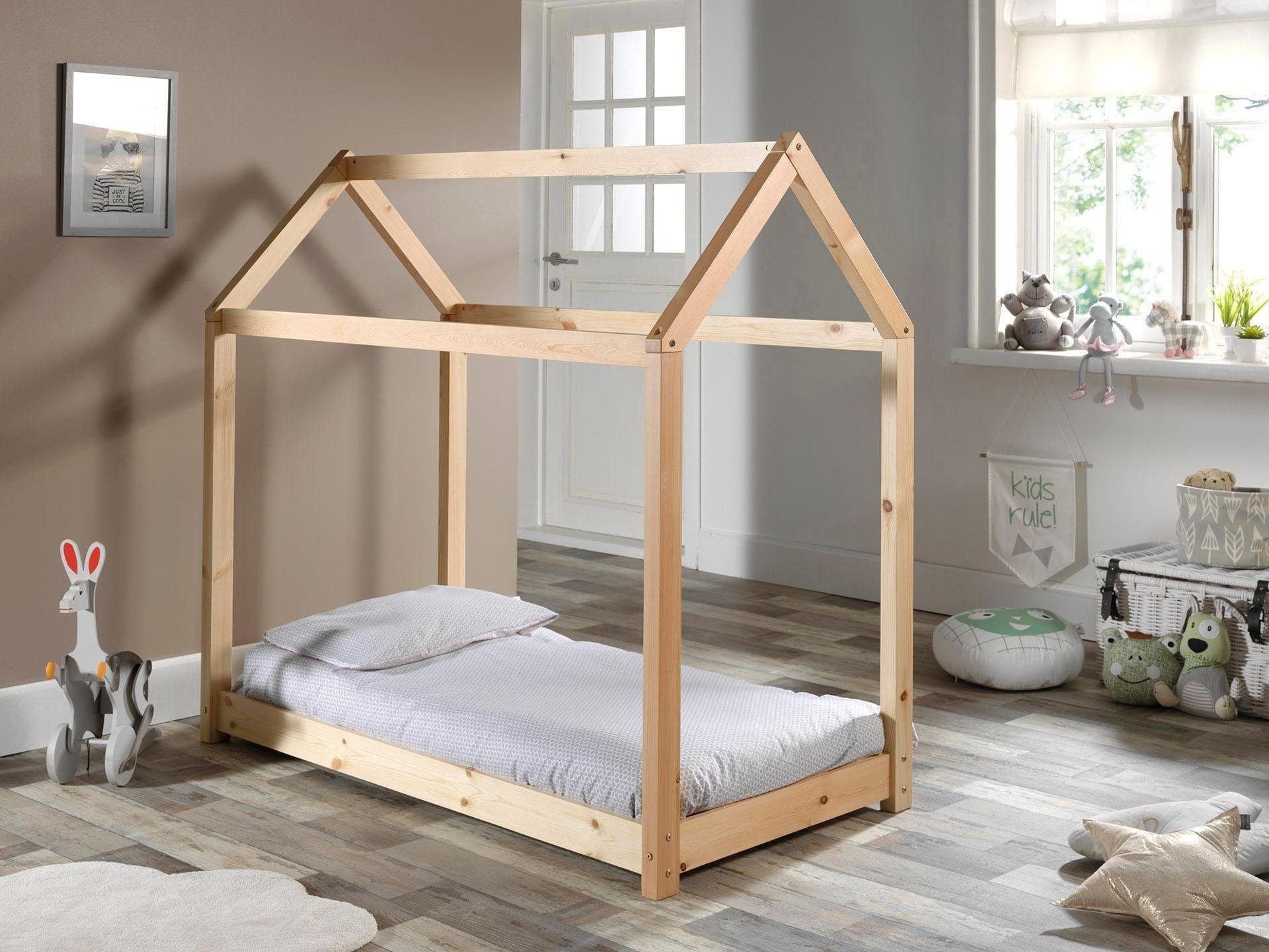Vipack Kinderbett »Cabane, Kiefer massiv, Made in Europe, inklusive Rolllattenrost« wahlweise in 2 Farben und 2 Grössen erhältlich, Bodenfreiheit ca. 2,5 cm zur besseren Belüftung, stabil gebaut