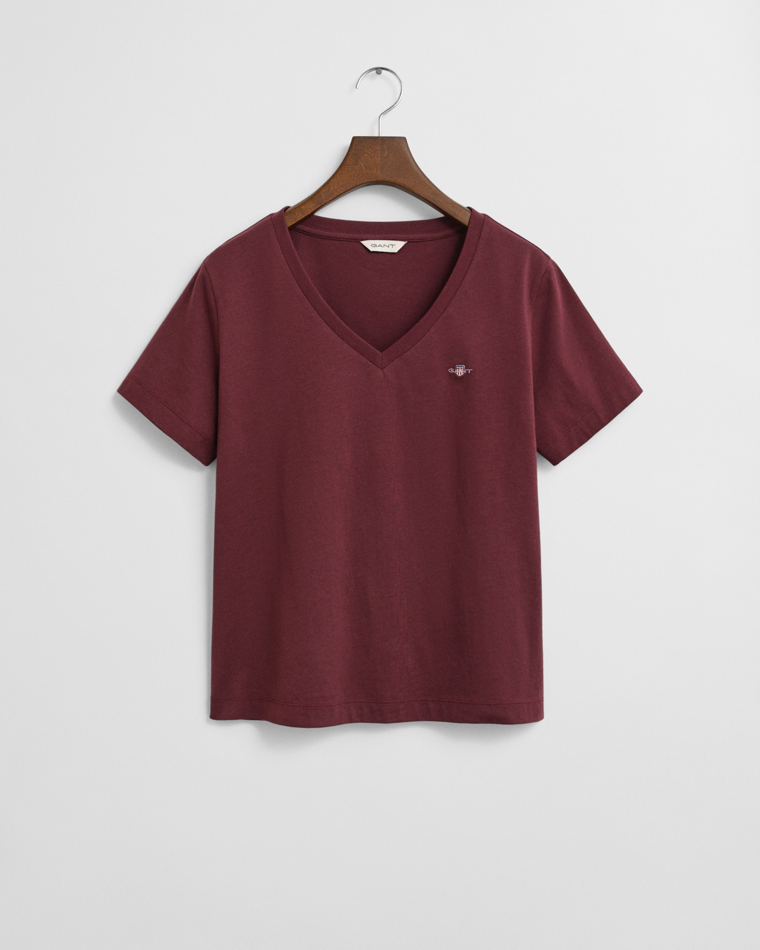 Gant T-Shirt »REG SHIELD KA V-NECK T-SHIRT« mit einer kleinen Logostickerei auf der Brust