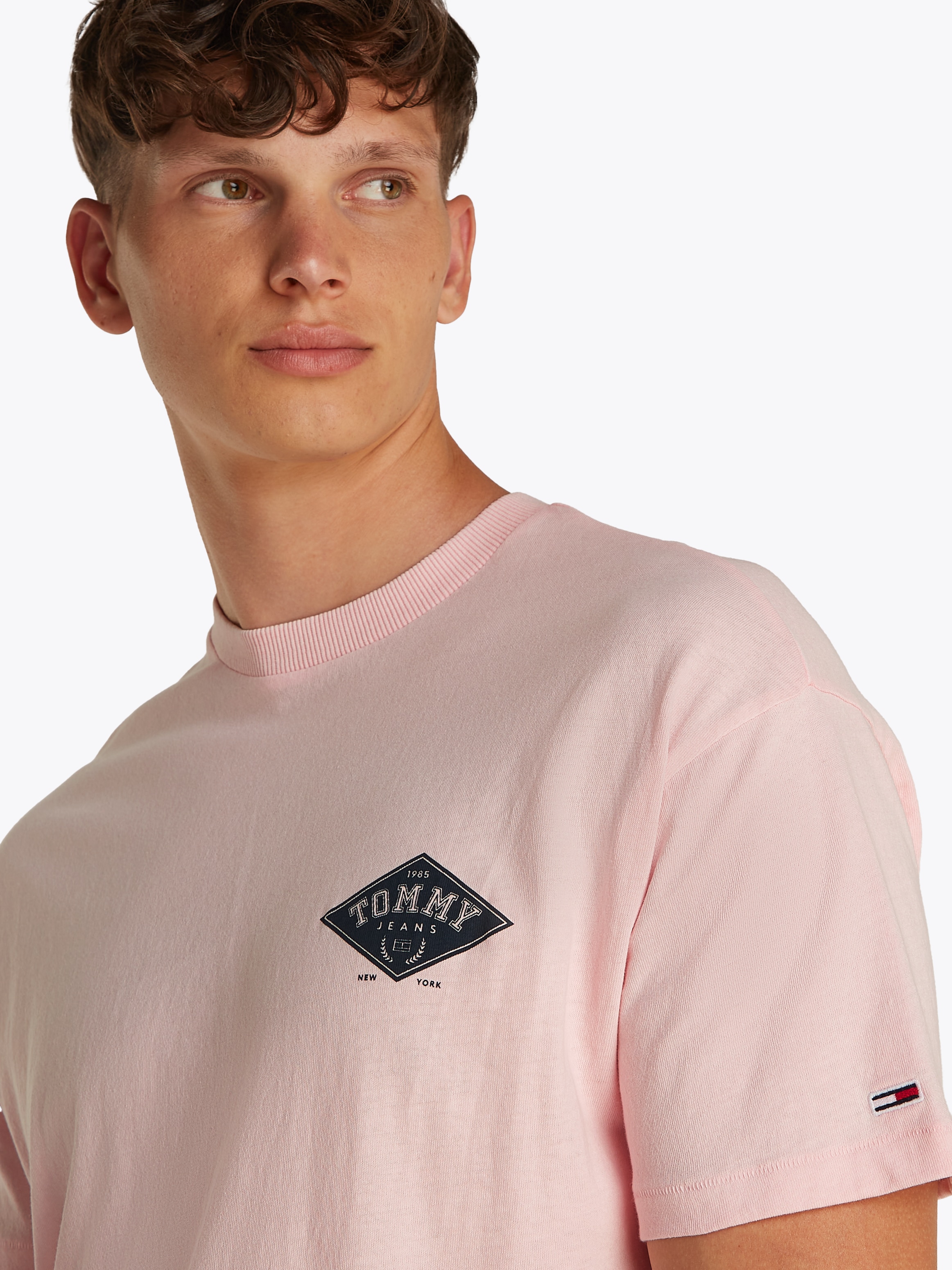 Tommy Jeans T-Shirt »TJM RLX VARSITY GRAPHICS TEE EXT«, mit grossem Rückenprint