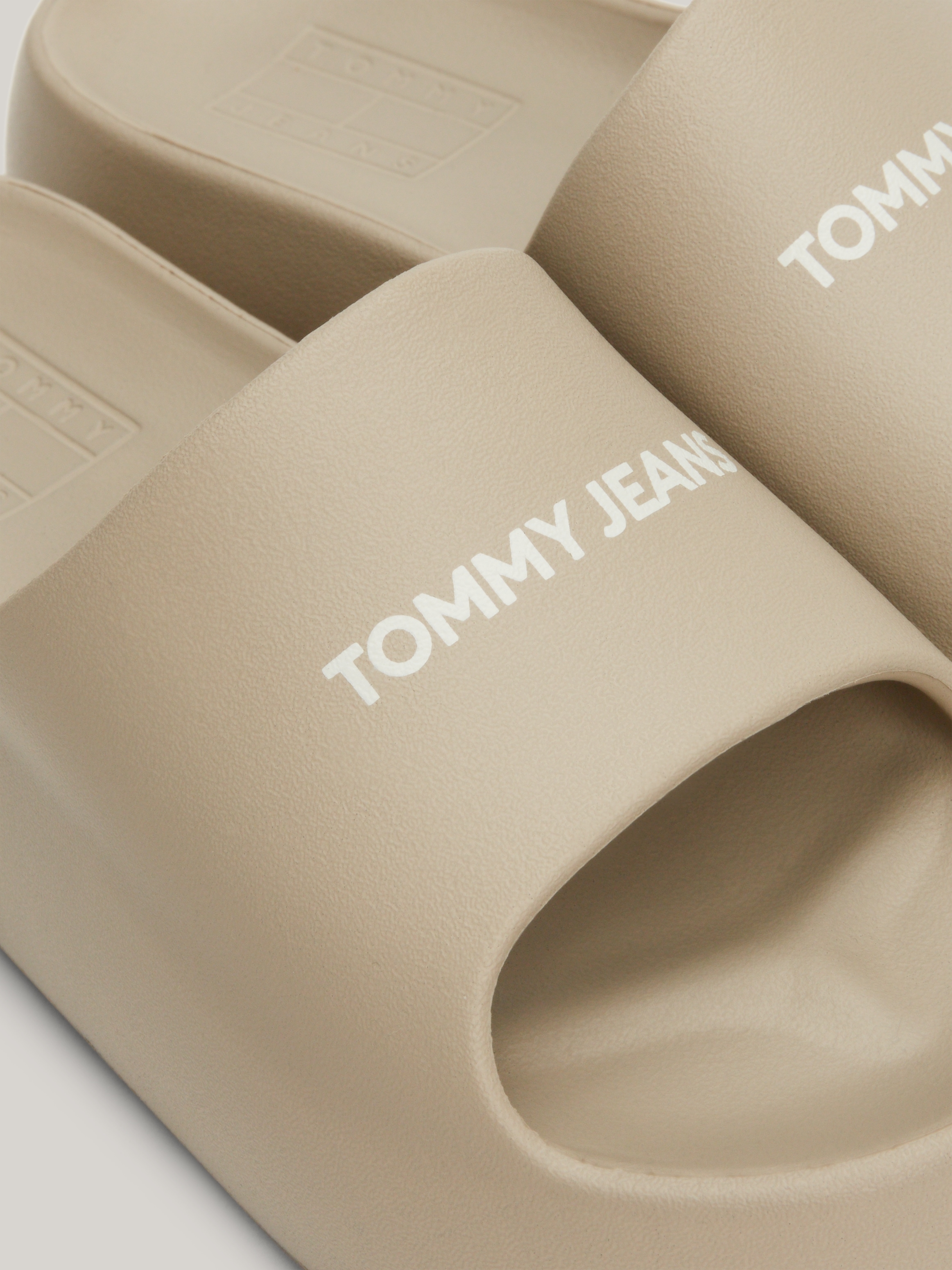 Tommy Jeans Pantolette »TJW CHUNKY FLATFORM SLIDE«, Plateau, Sommerschuh, Schlappen mit kontrastfarbenem Logoschriftzug