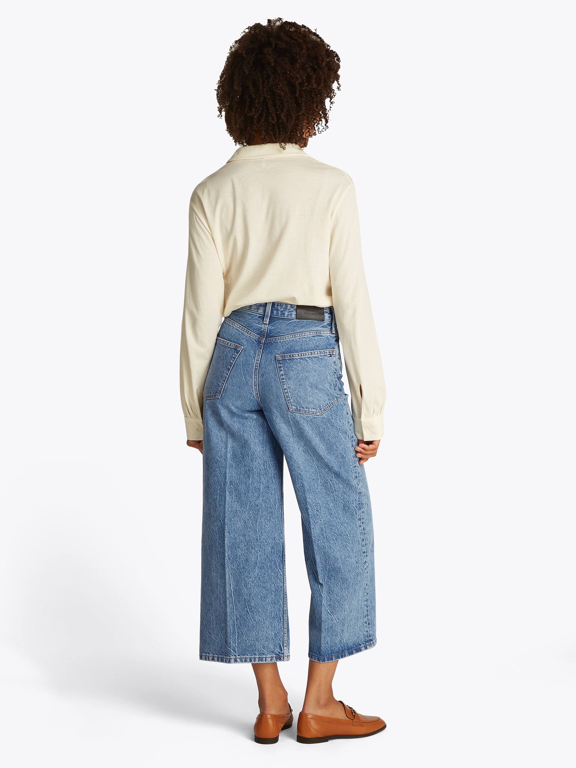 Tommy Hilfiger Weite Jeans »WIDE LEG HW LOU«, mit Logo-Badge, mit Nieten, mit Bügelfalten