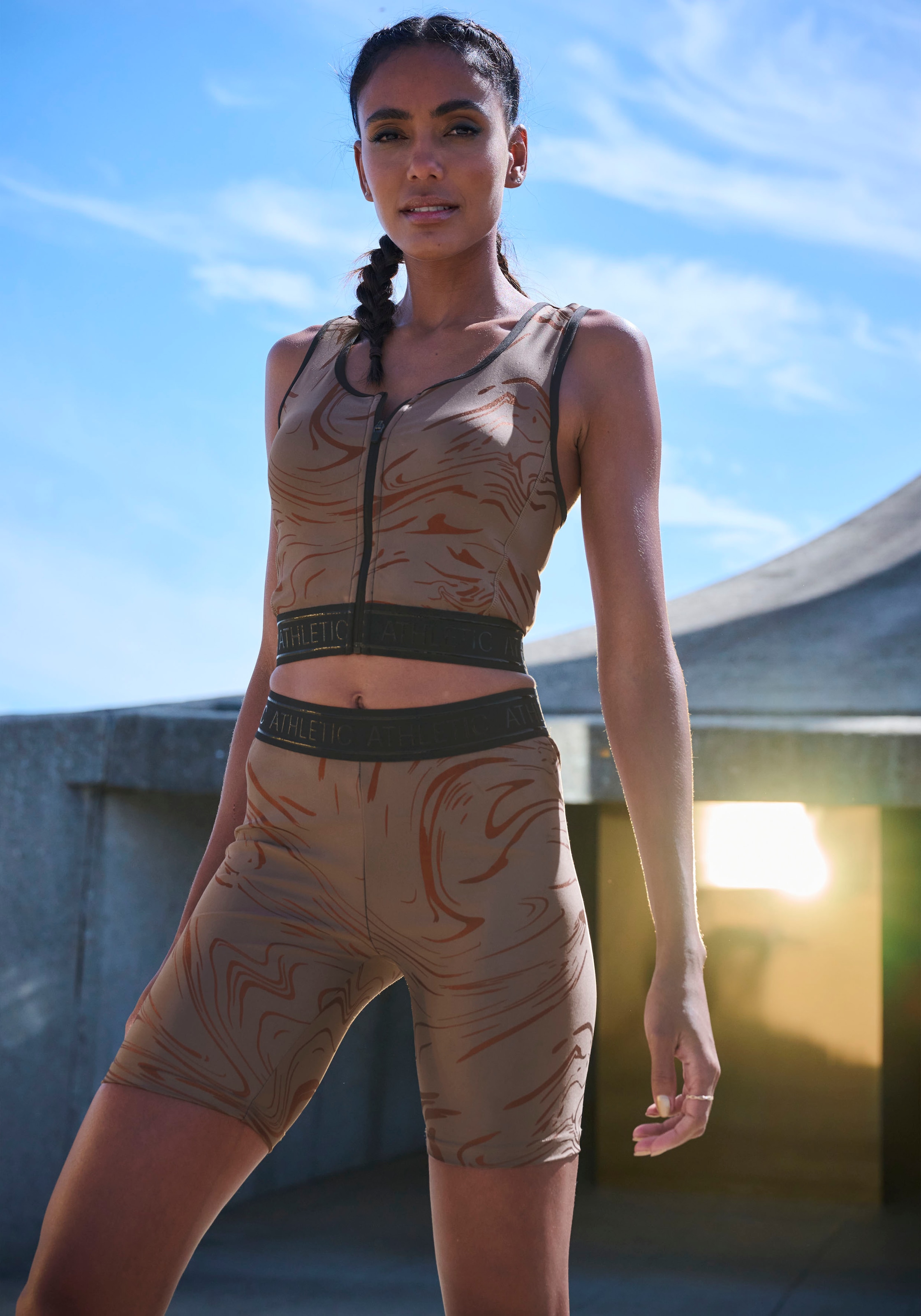 LASCANA ACTIVE Funktionsshorts, mit glänzendem 3D Schriftzug auf dem Bund