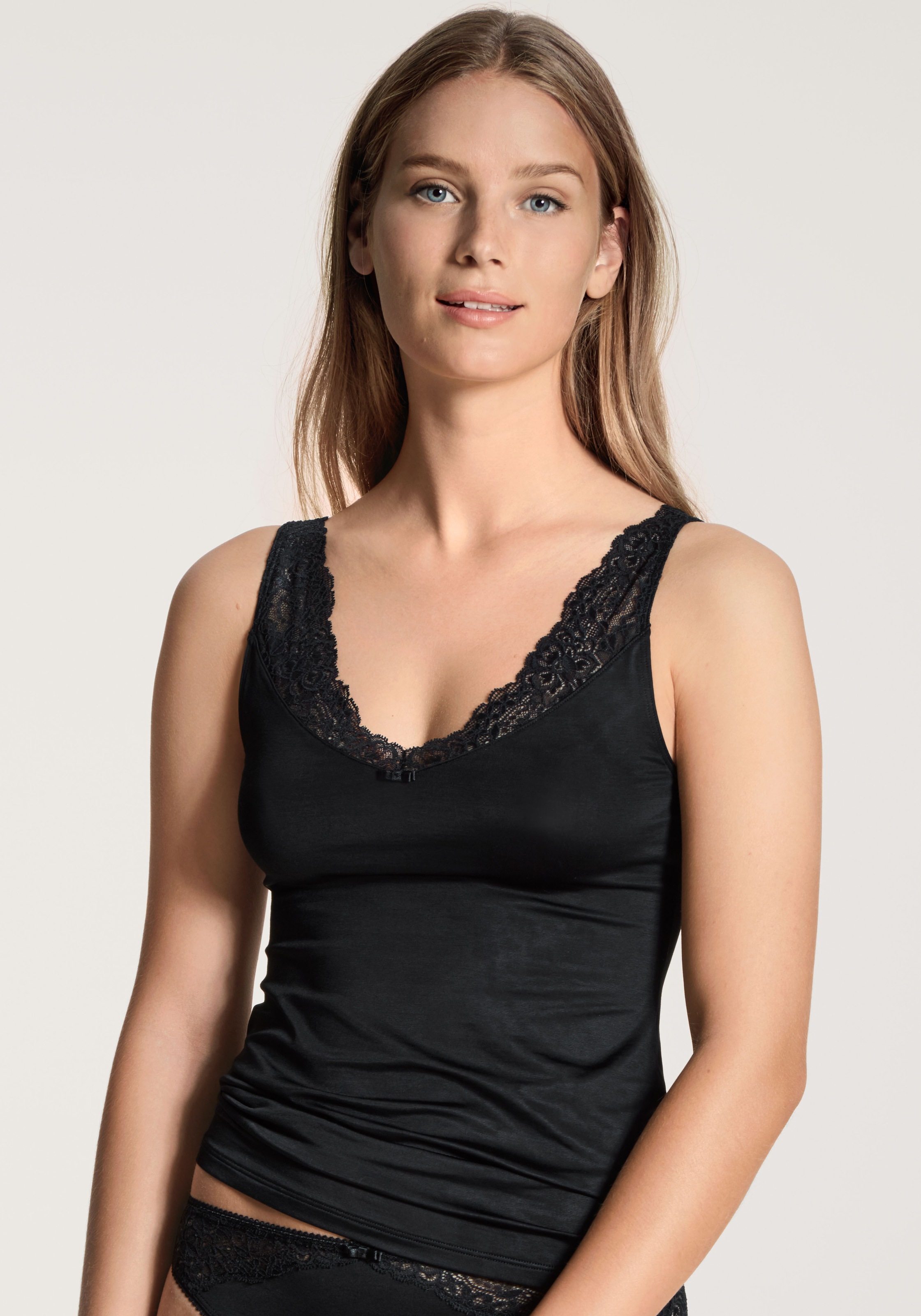 CALIDA Unterhemd »Sensual Secrets«, mit elegantem V-förmigen Spitzeneinsatz