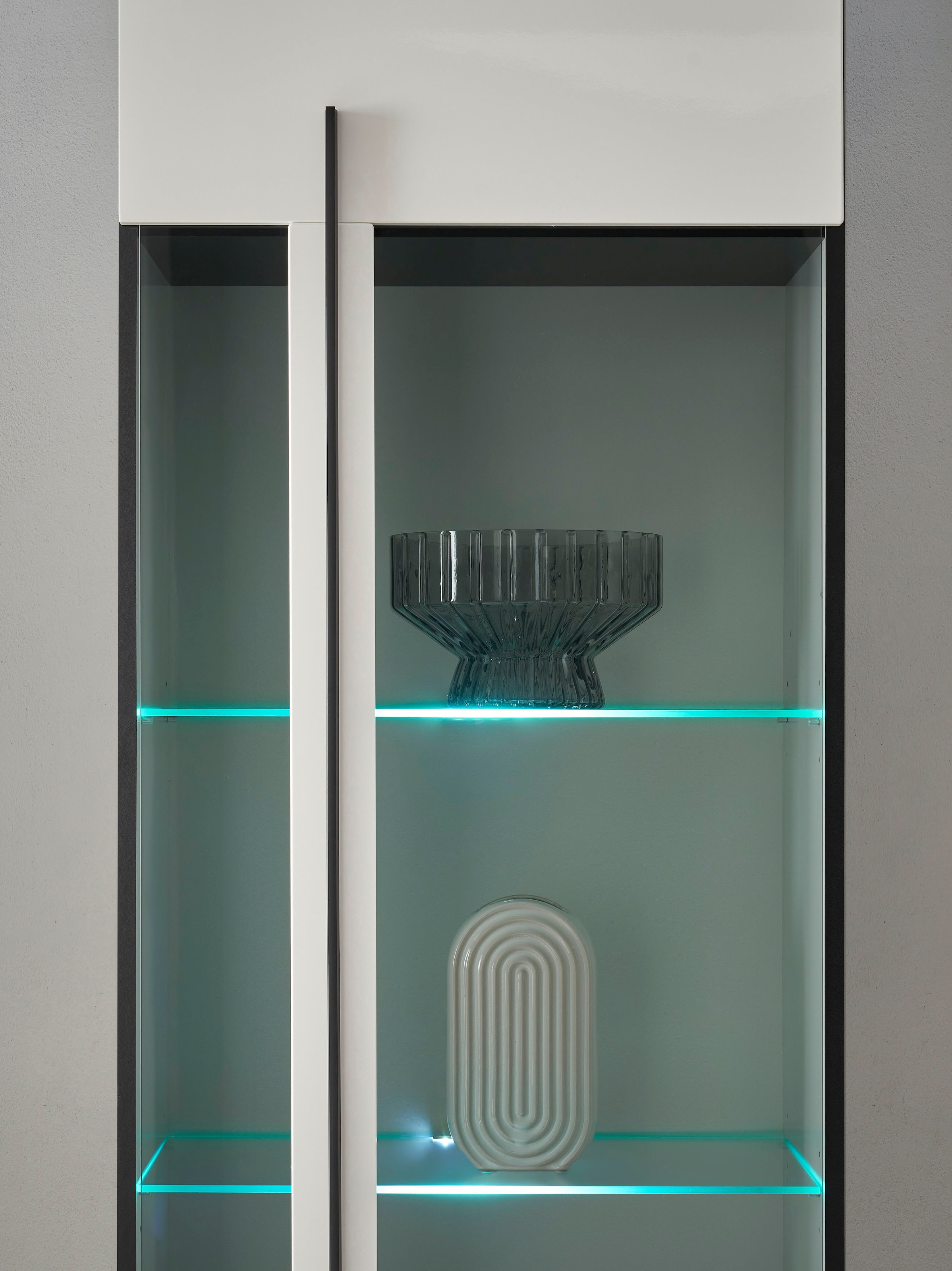 INOSIGN Vitrine »Cantara, Vitrinenschrank in Eiche Evoke oder weiss, Standvitrine«, schwarzer Stangengriff, ausreichend Stauraum, vielseitig einsetzbar