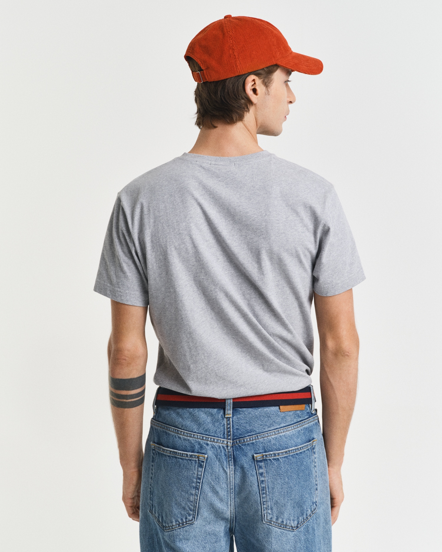 Gant T-Shirt »SLIM SHIELD V-NECK T-SHIRT«, mit einer kleinen Logostickerei auf der Brust