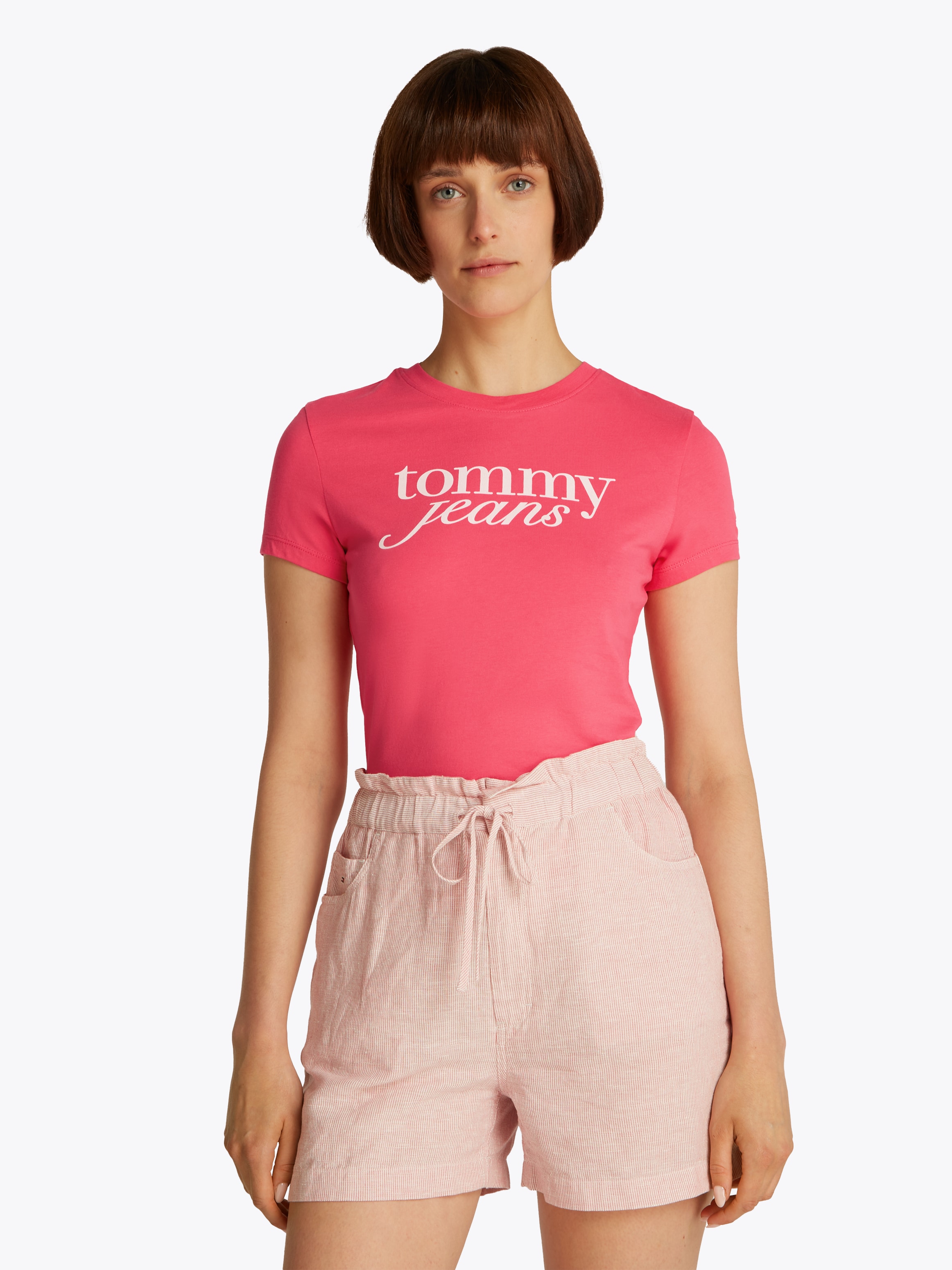 Tommy Jeans Curve Rundhalsshirt »Shirt TJW SLIM ESSENTIAL« in Grossen Grössen, Logo-Print auf Brusthöhe, mit Logostickerei