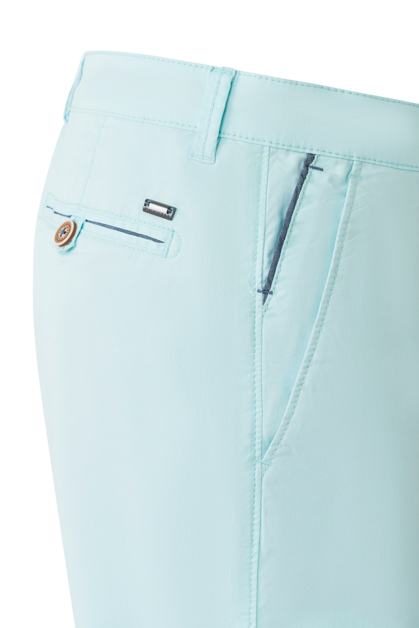 bugatti Bermudas, im lässigen Stil