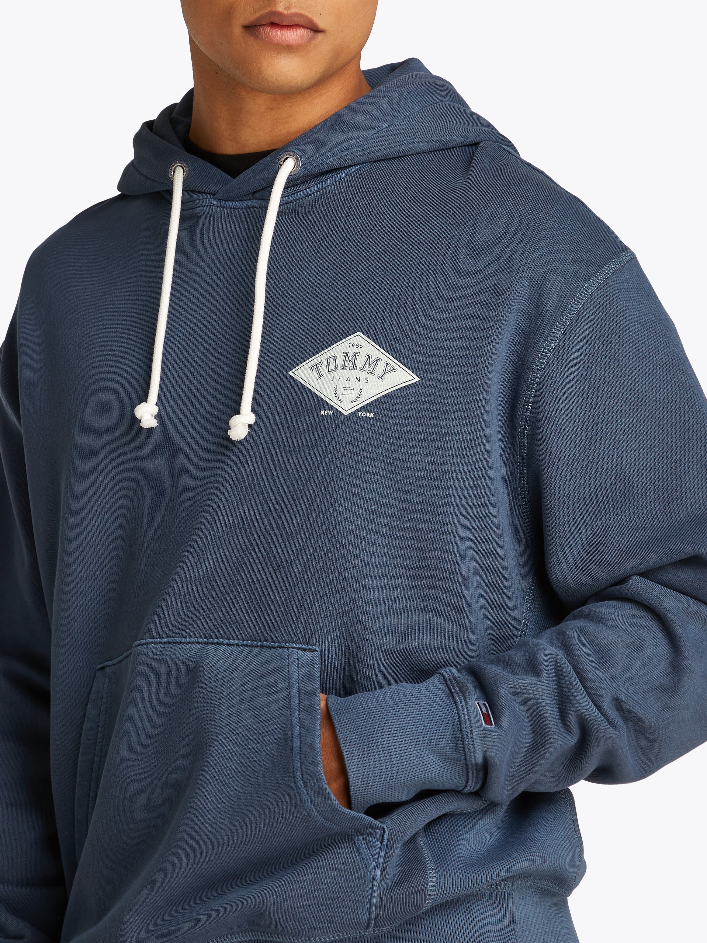 Tommy Jeans Kapuzensweatshirt »TJM RLX VARSITY GRAPHICS HOODIE«, mit grossem Rückenprint