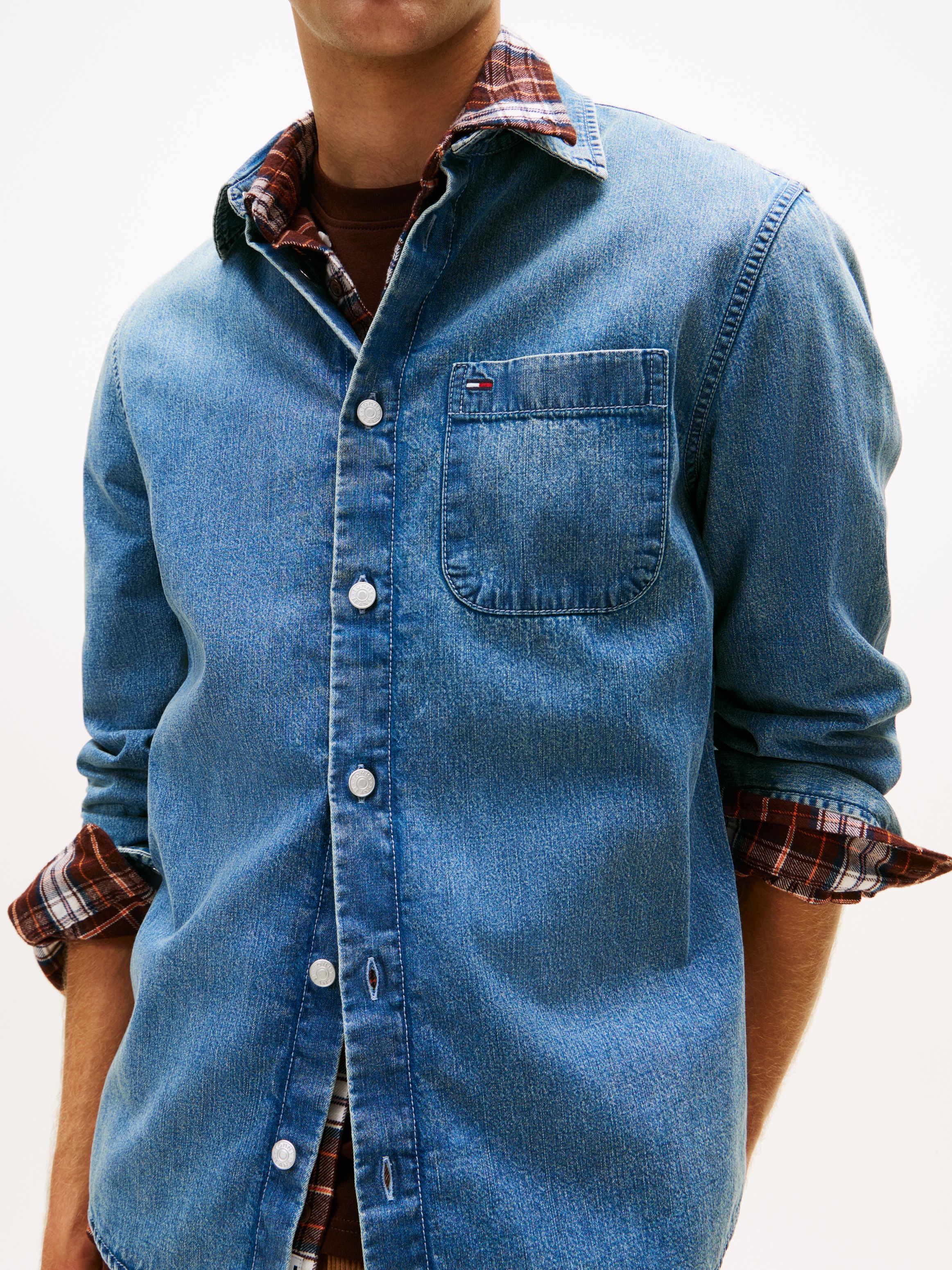 Tommy Jeans Jeanshemd »REGULAR DENIM SHIRT«, Regular fit mit Rundhalsausschnitt