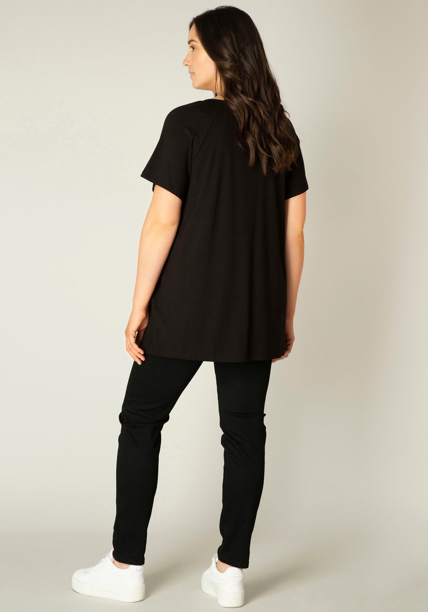 Base Level Curvy T-Shirt »Yokia«, In formstabiler Baumwoll-Mischqualität  online kaufen bei Jelmoli-Versand Schweiz
