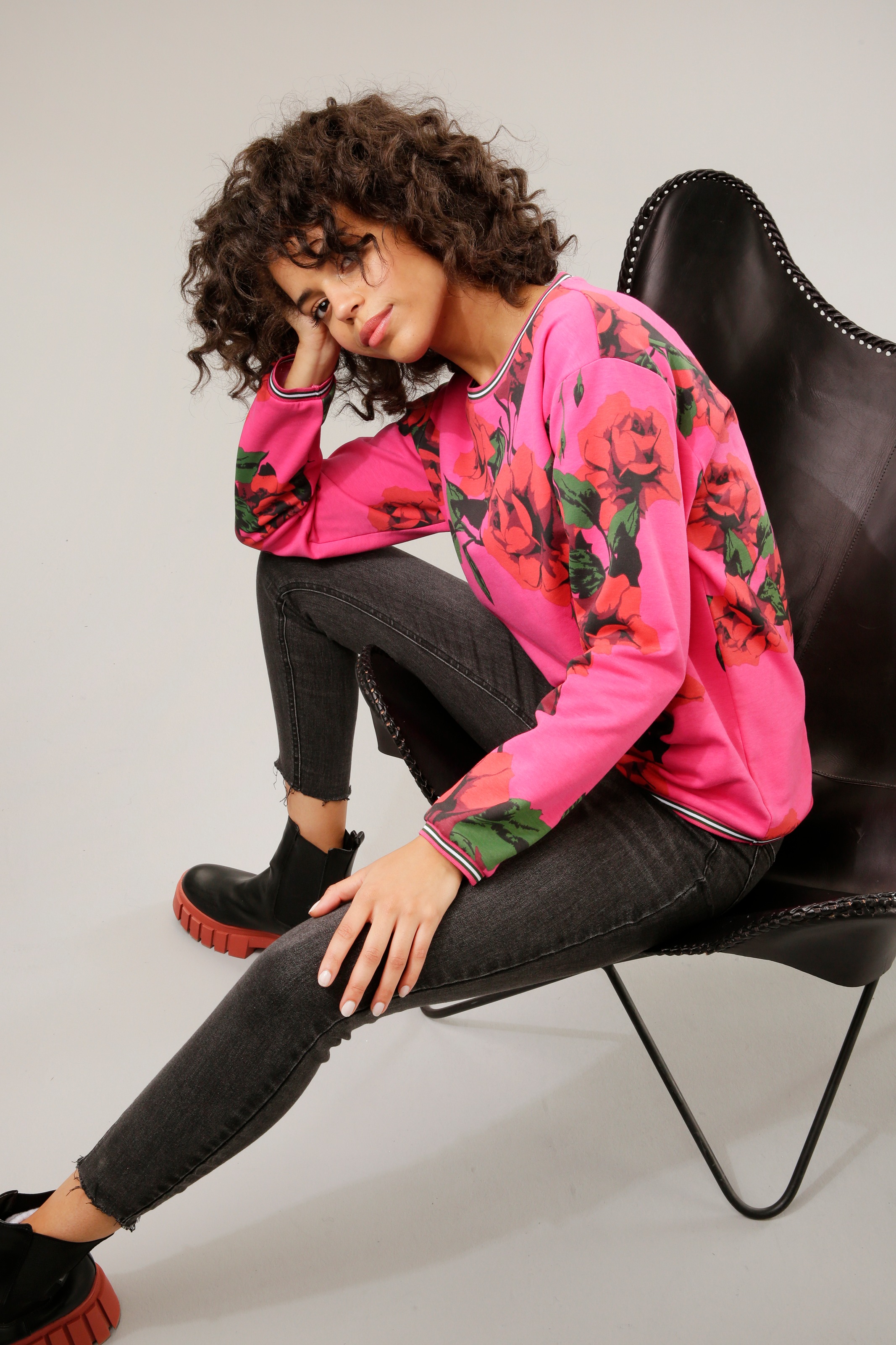 Aniston CASUAL Sweatshirt, Jelmoli-Versand mit kaufen | online Rosendruck farbenfrohem