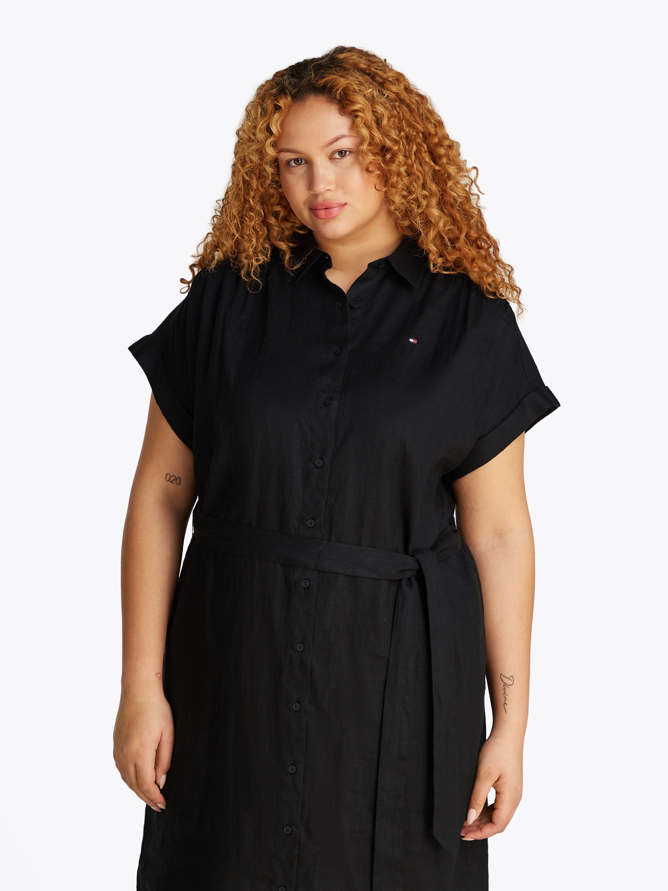 Tommy Hilfiger Curve Midikleid »CRV ESS LI BELTED S/S MIDI DRESS«, in Grossen Grössen, mit Gürtel, Logostickerei
