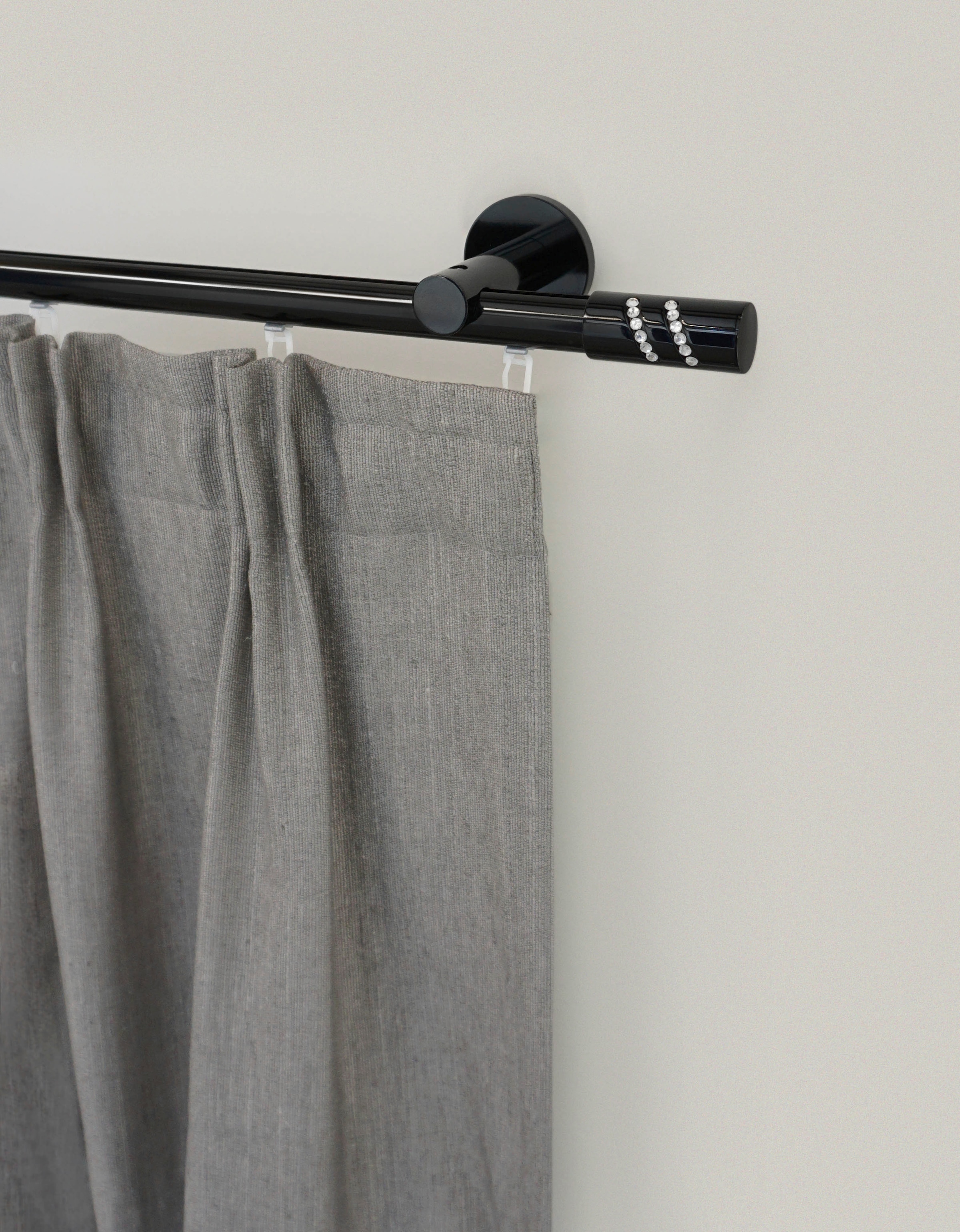 GARESA Gardinenstange »BLACK«, 1 läufig-läufig, Wunschmasslänge, Vorhanggarnitur, Innenlauf, verlängerbar, Endknopf mit Glitzersteinen