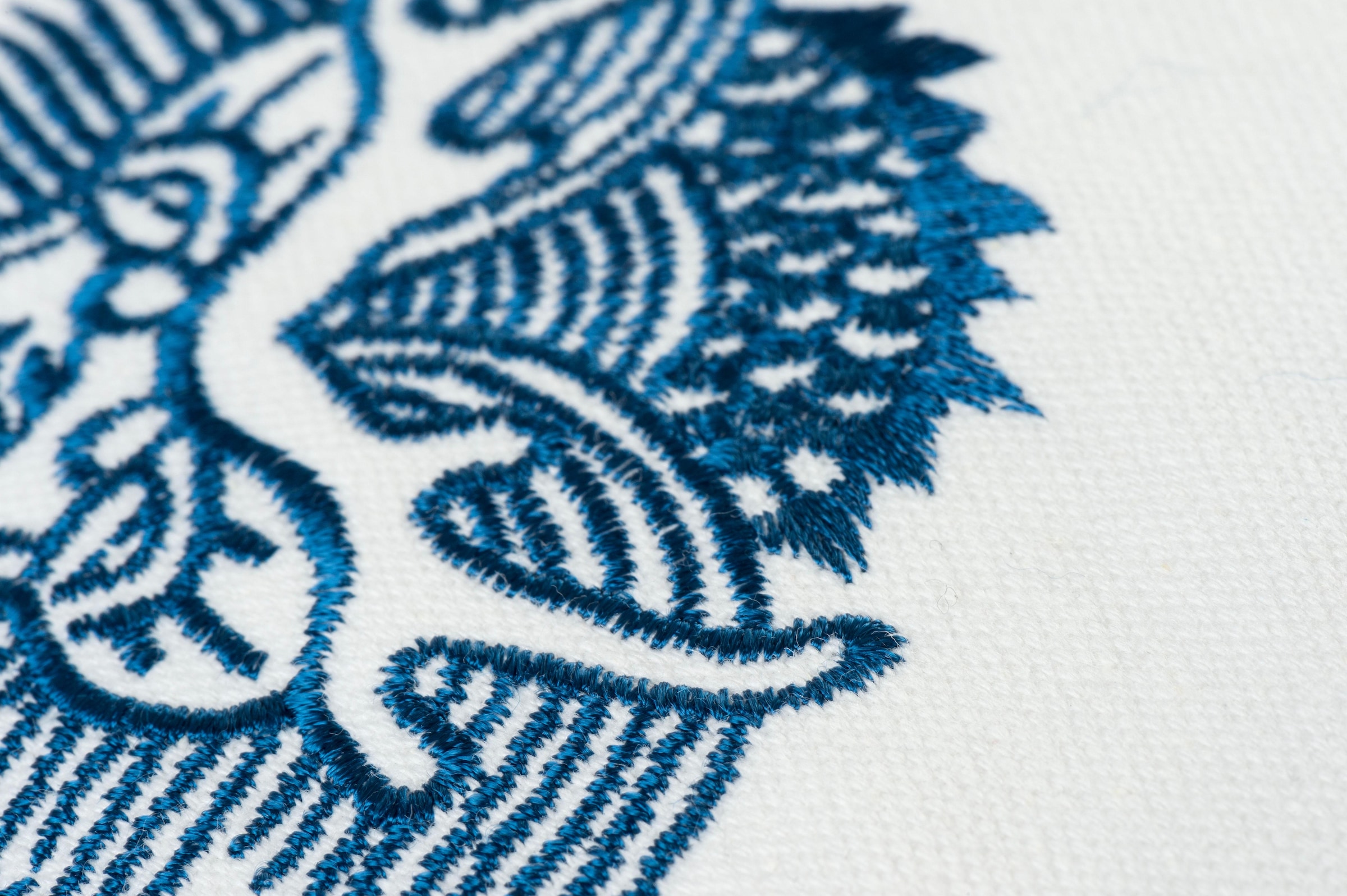 Jelmoli-Versand besticktem cm Füllung kaufen online Dekokissen blau-weiss«, Collection 50x50 01 »Dragon Leinwandgewebe, ohne Home | aus BARBARA Kissenhülle