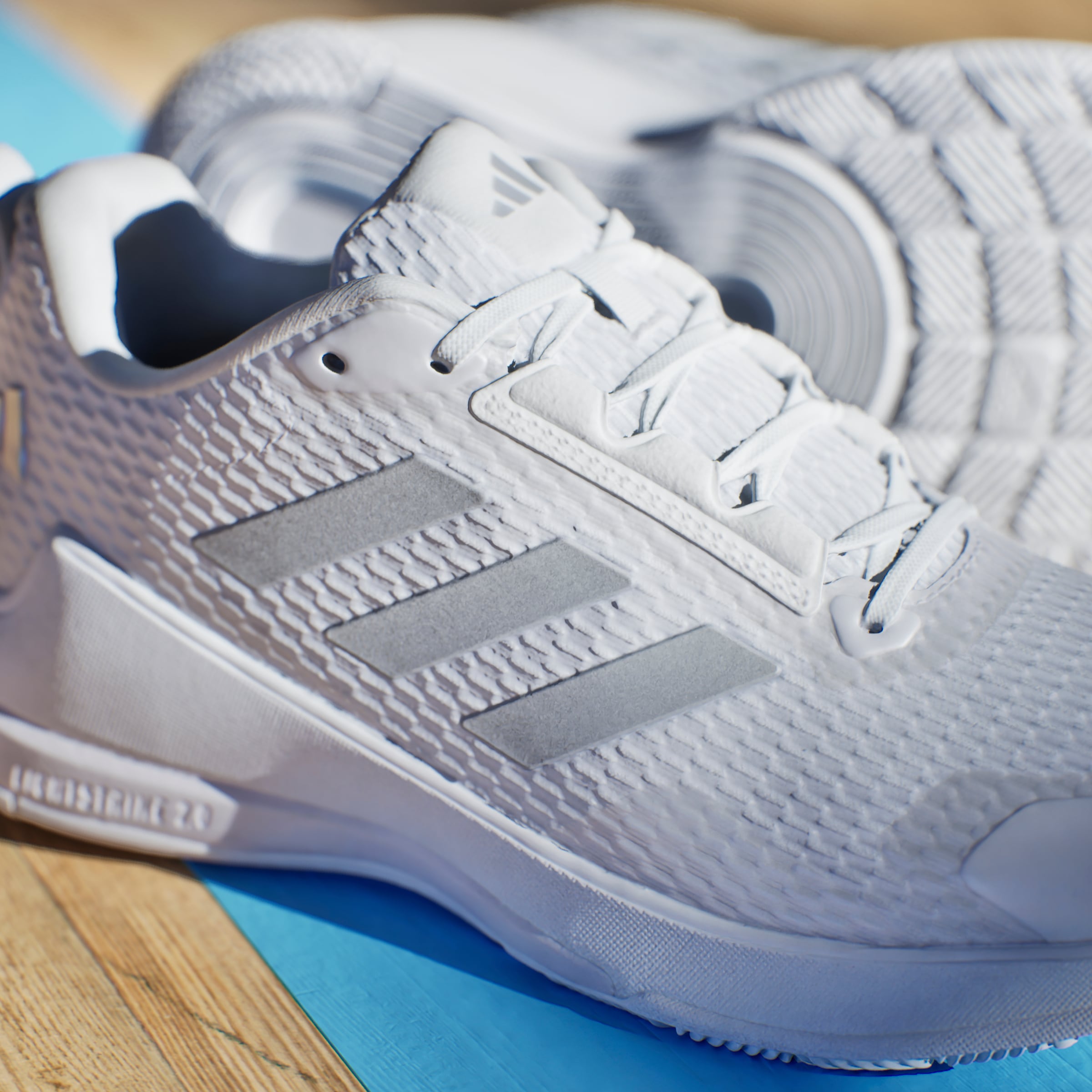 adidas Performance Indoorschuh »NOVAFLIGHT 2 INDOOR«, besonders geeignet für Volleyball und Basketball