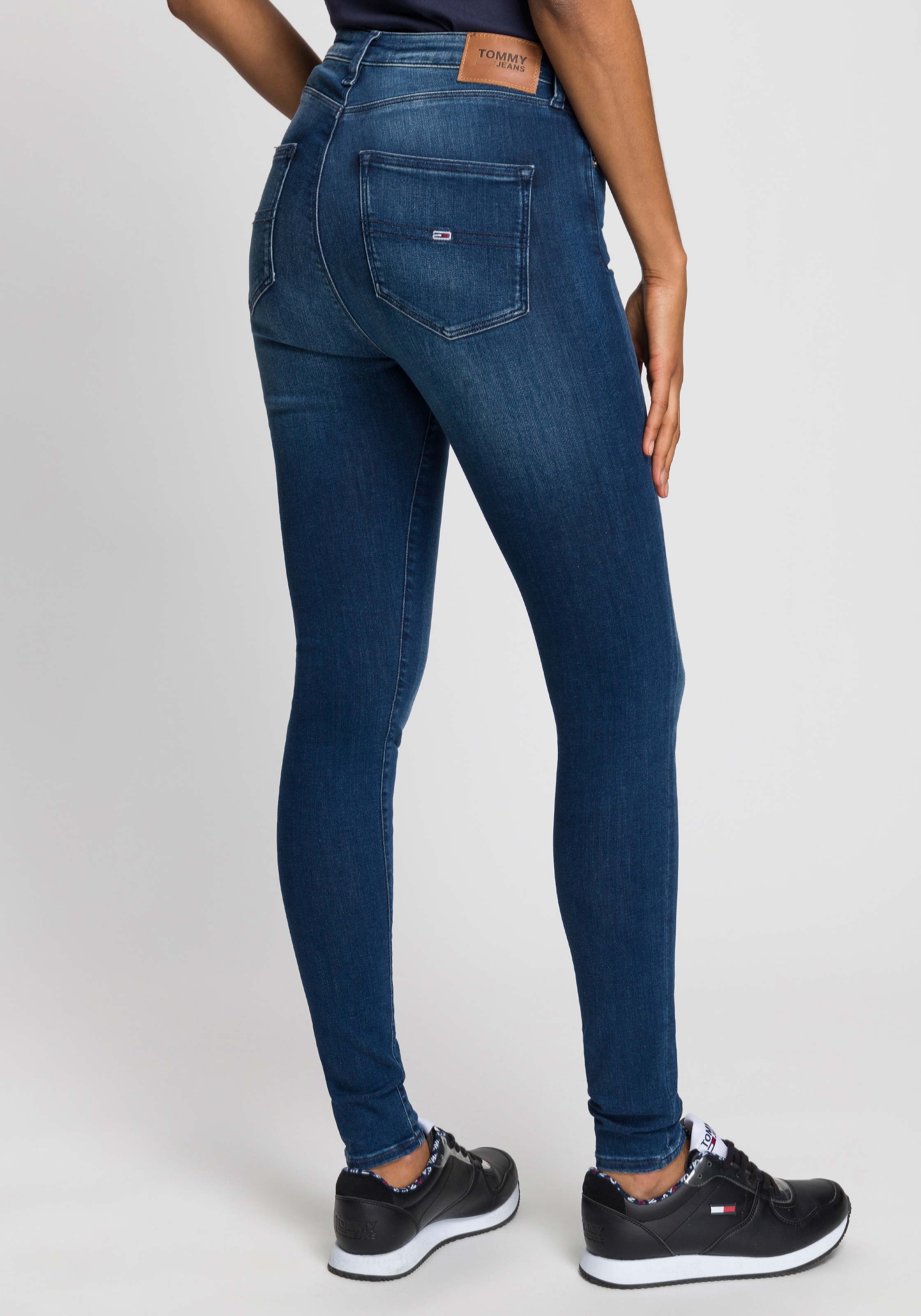 Tommy Jeans Skinny-fit-Jeans »SYLVIA HR SUPER SKNY«, Hochwertige Materialien für einen bequemen und perfekten Sitz.