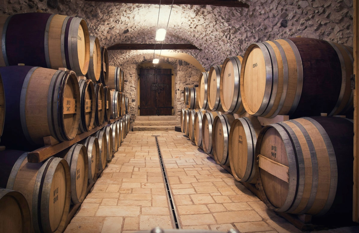 Papermoon Fototapete "Alter Wein Gewölbekeller mit Fässern"