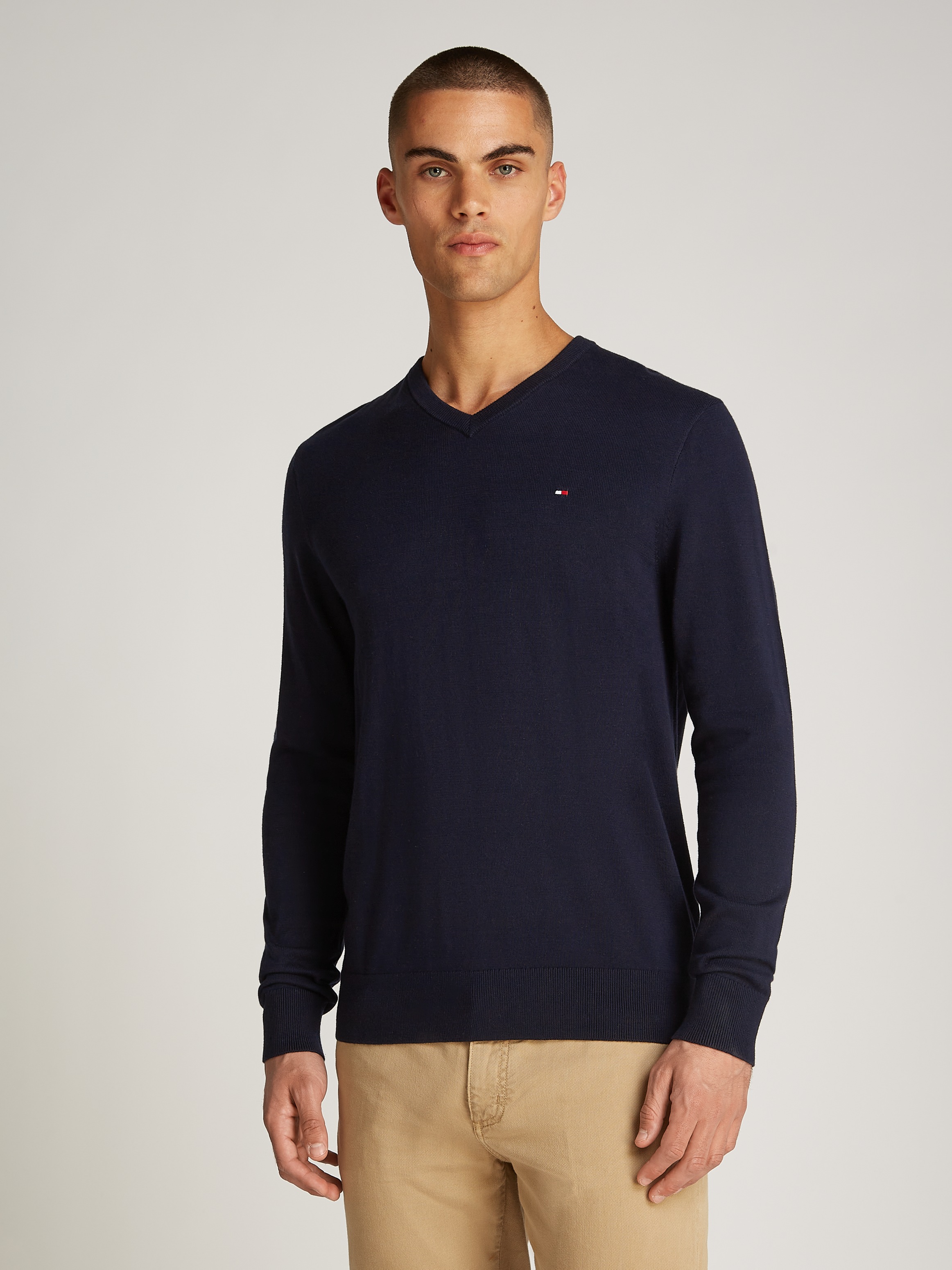 Tommy Hilfiger Strickpullover »ESSENTIAL COTTON V NECK mit V-Ausschnitt und Stickerei«, unifarben, casual, regular fit, Baumwolle, V-Ausschnitt