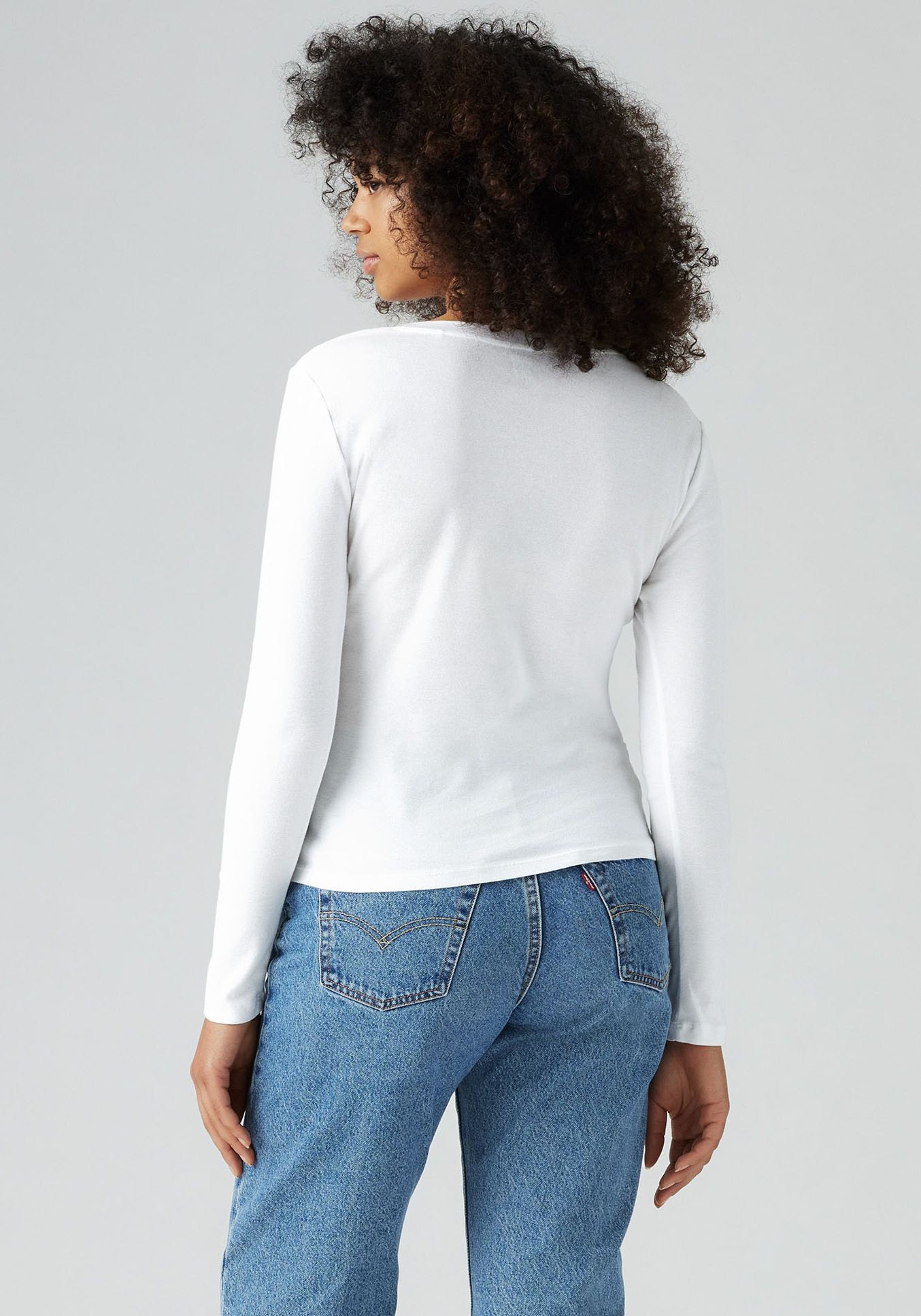 Levi's® Langarmshirt »ESSENTIAL HM LS VNECK«, mit Logo Stickerei