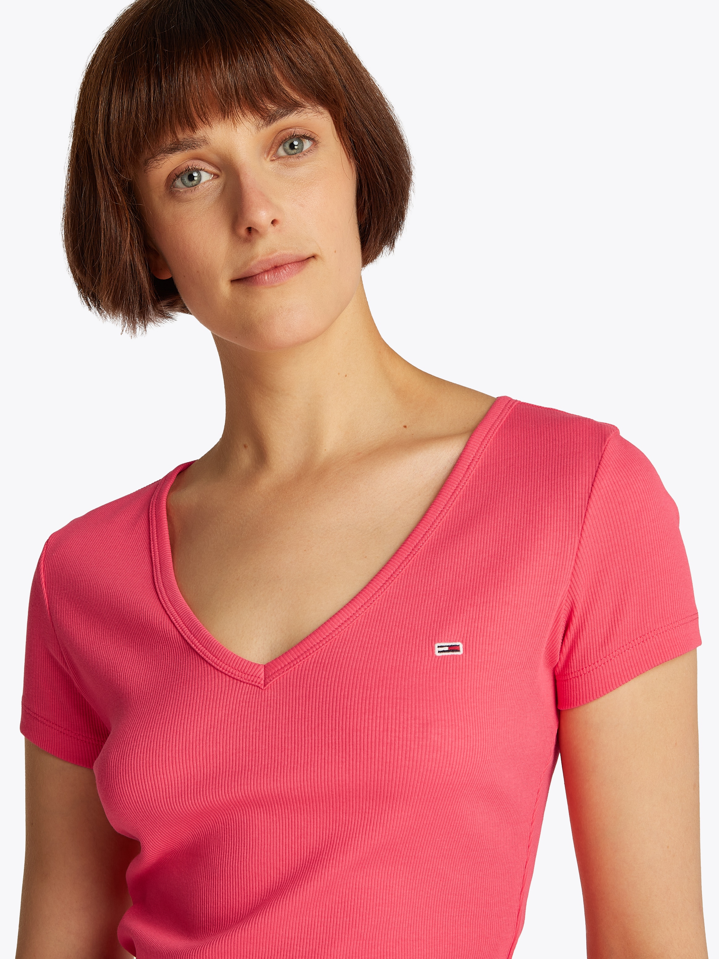 Tommy Jeans T-Shirt »TJW SLIM ESSENTIAL RIB V SS«, mit Logostickerei