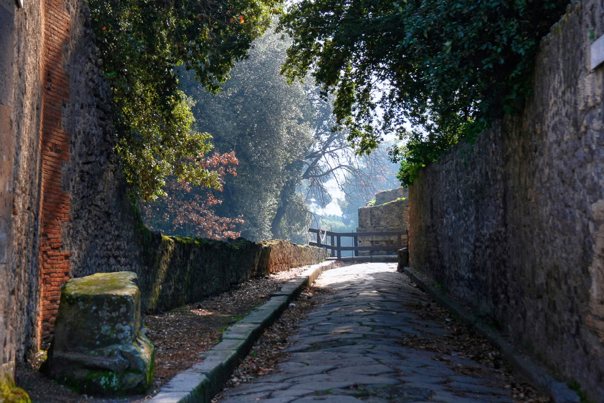 Papermoon Fototapete »Alte Strasse«