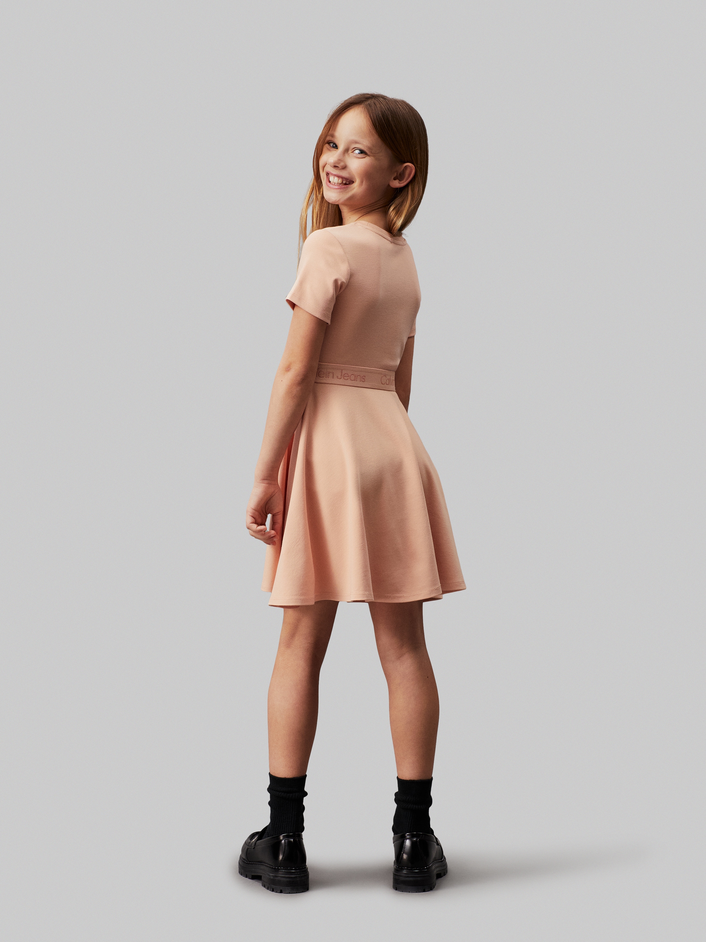 Calvin Klein Jeans Jerseykleid »PUNTO TAPE FIT FLARE SS DRESS«, für Kinder bis 16 Jahre