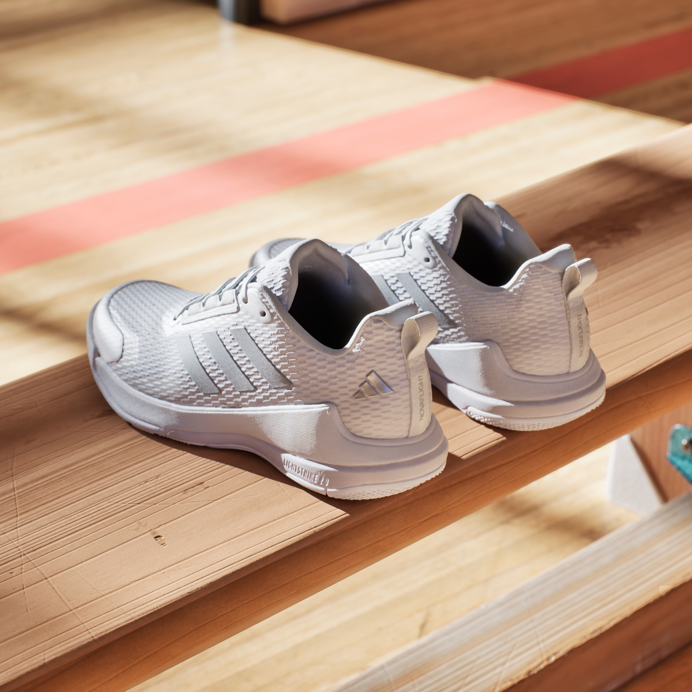 adidas Performance Indoorschuh »NOVAFLIGHT 2 INDOOR«, besonders geeignet für Volleyball und Basketball