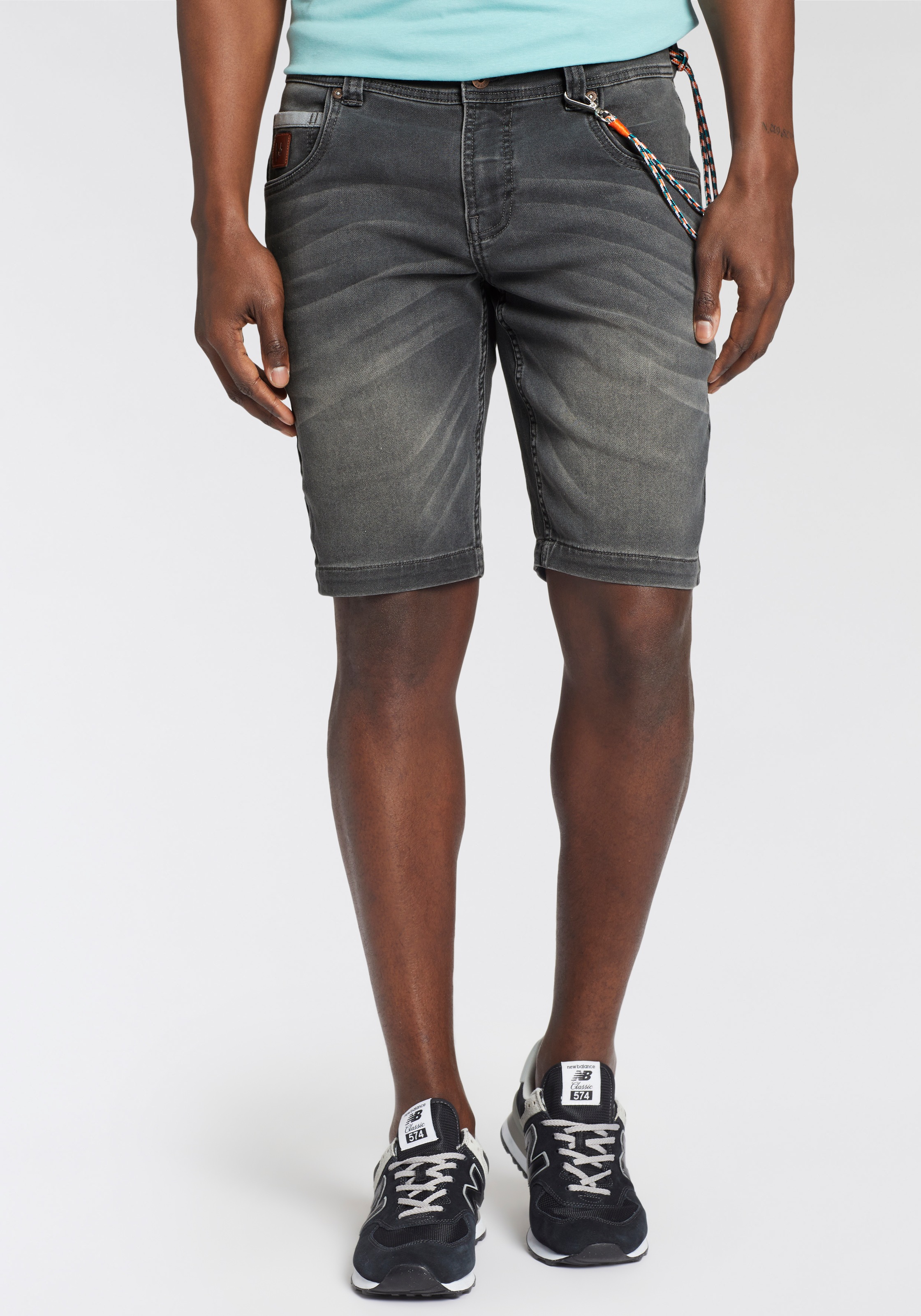 Bruno Banani Jeansshorts Set, mit Band, 2 Stk. bequemer Sitz, gerade Beinform, mit praktischen Taschen