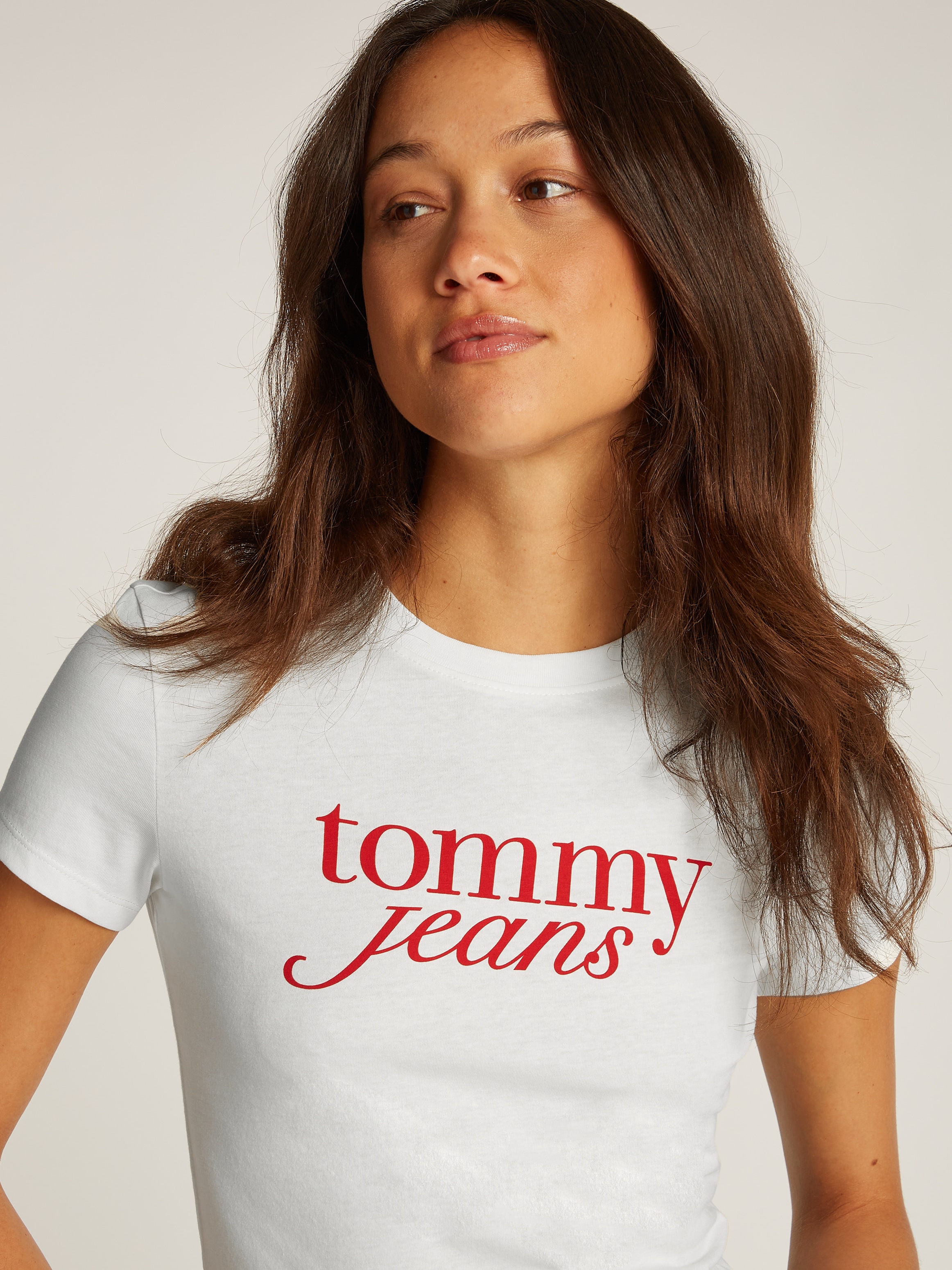 Tommy Jeans Curve Rundhalsshirt »Shirt TJW SLIM ESSENTIAL«, in Grossen Grössen, Logo-Print auf Brusthöhe, mit Logostickerei