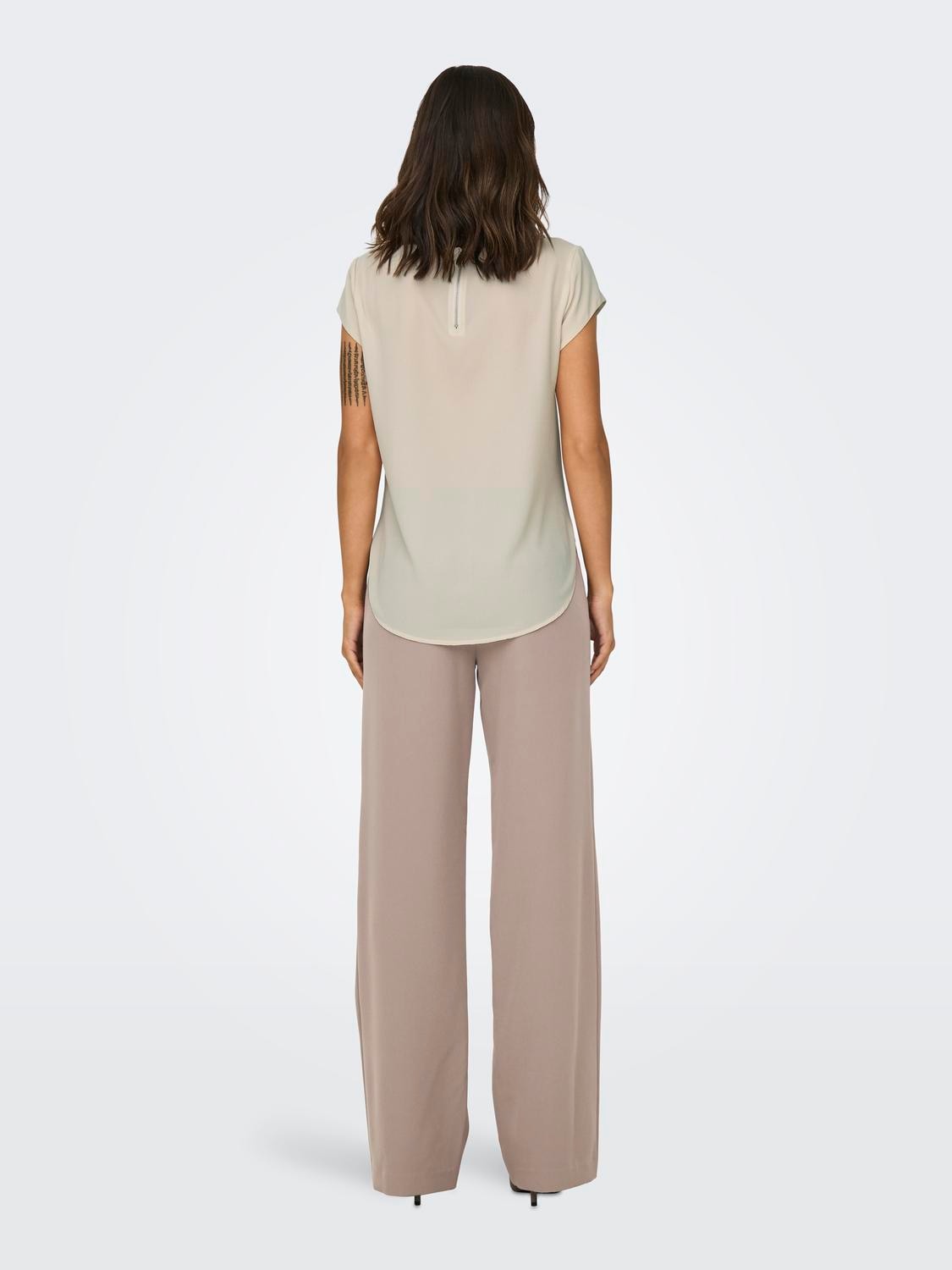 ONLY Kurzarmbluse »ONLVIC – feminines Blusenshirt in lockerer Form«, regular fit, Web, Kunstfaser, Rundhals, unifarben