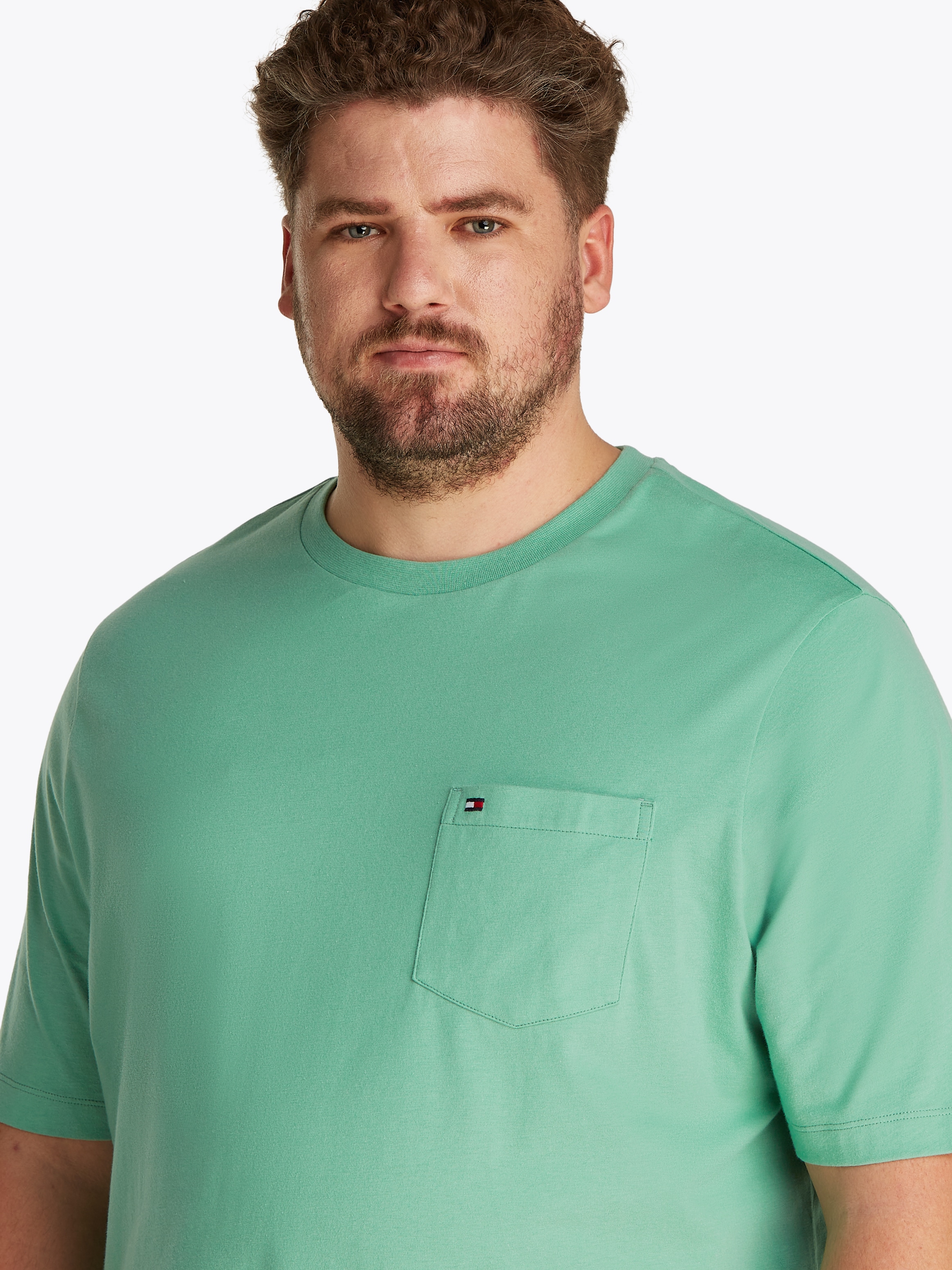 Tommy Hilfiger Big & Tall Rundhalsshirt »BT-ESSENTIAL SOLID POCKET TEE-B«, in Grosse Grössen, Logostickerei