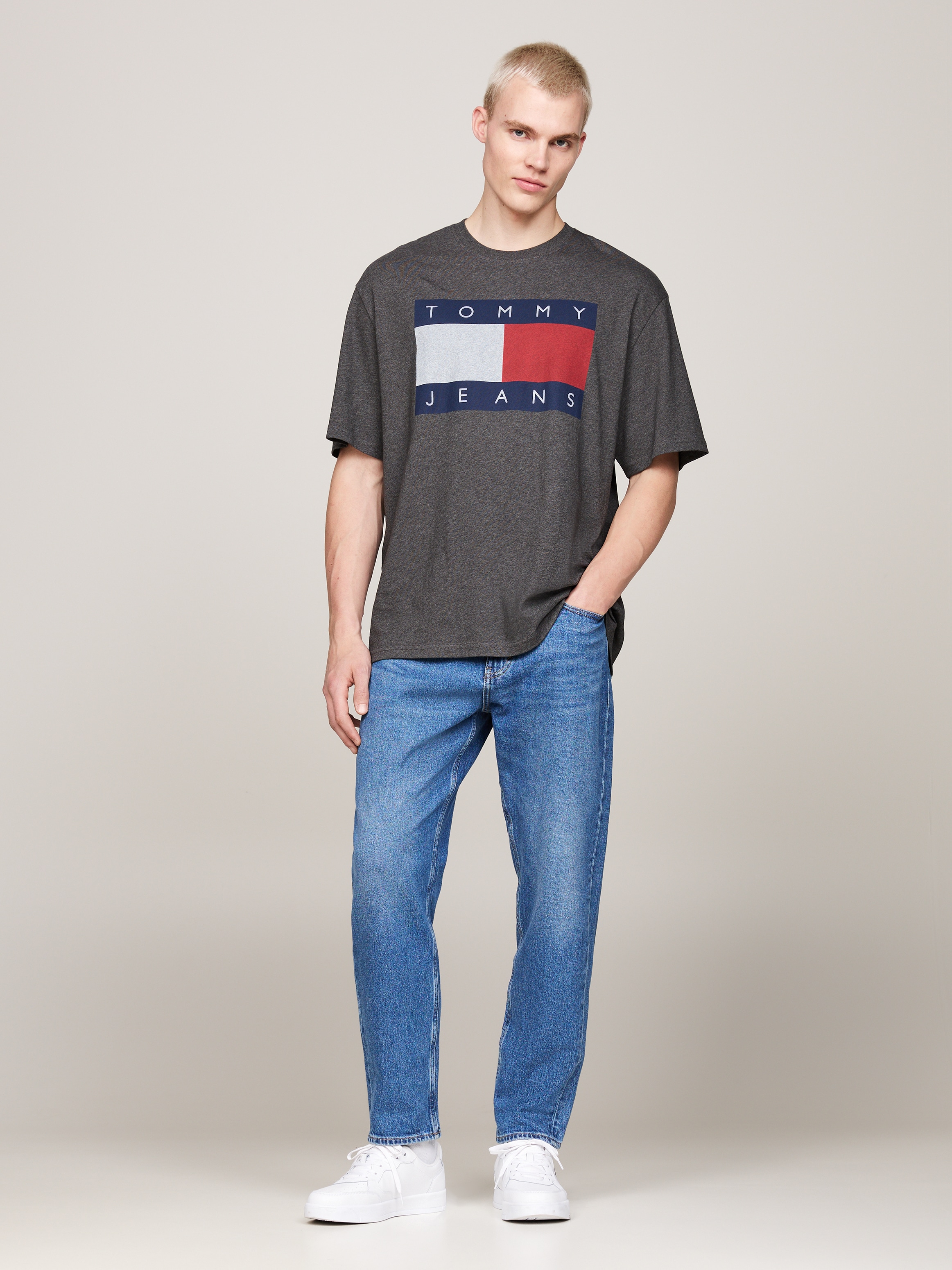 Tommy Jeans T-Shirt »TJM RLX MELANGE FLAG TEE«, mit grpssem Logo-Druck