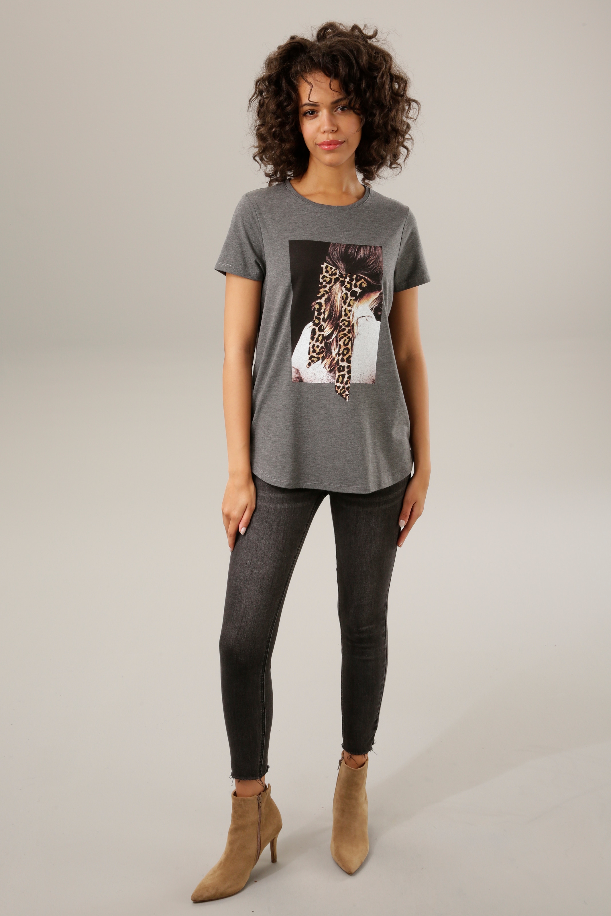 Aniston CASUAL T-Shirt, mit Glitzer online Jelmoli-Versand verziertem | Frontdruck kaufen