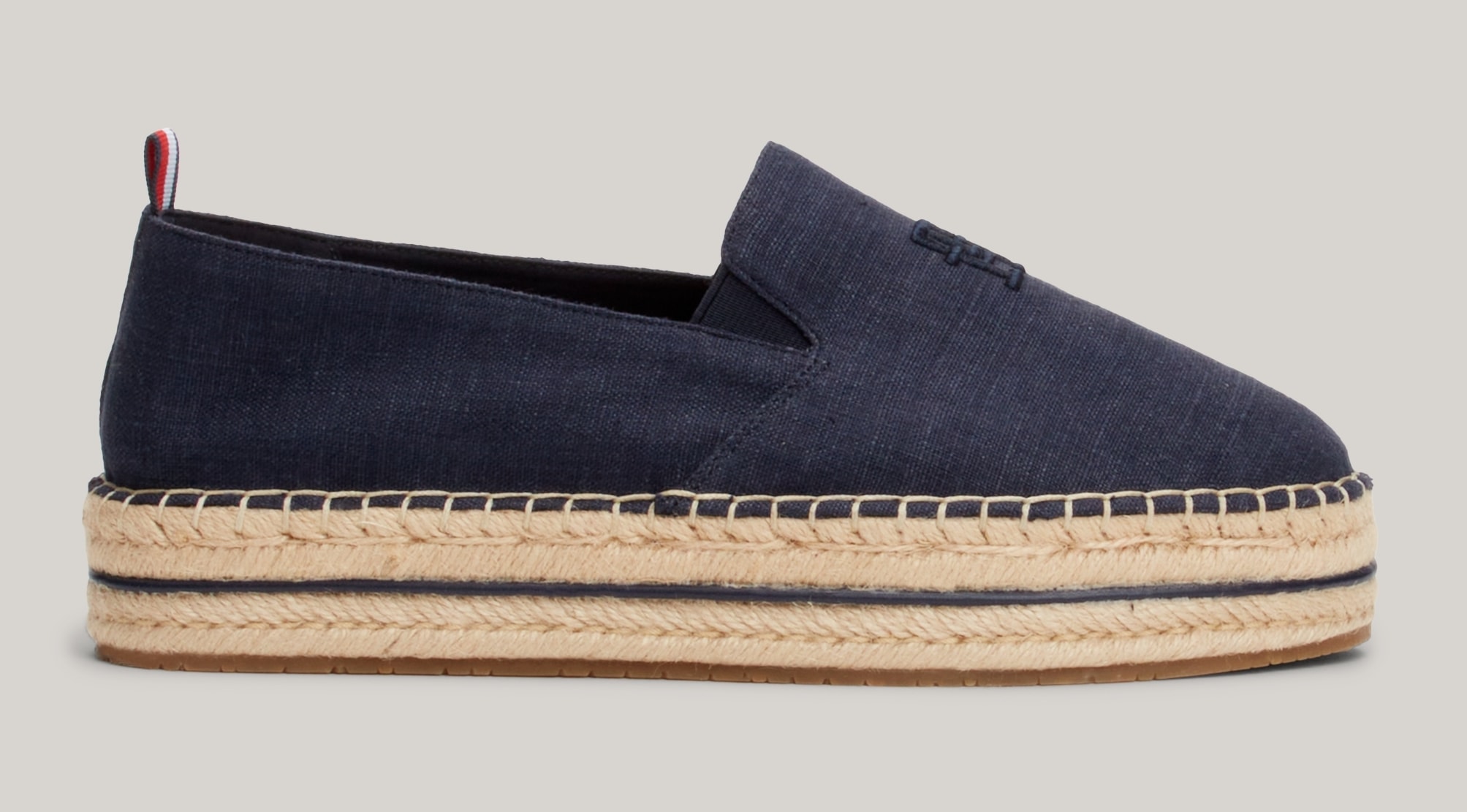 Tommy Hilfiger Espadrille »TH EMBROIDERED CANVAS FLATFORM«, Sommerschuh, Schlupfschuh, Slipper mit bastbezogenem Plateau