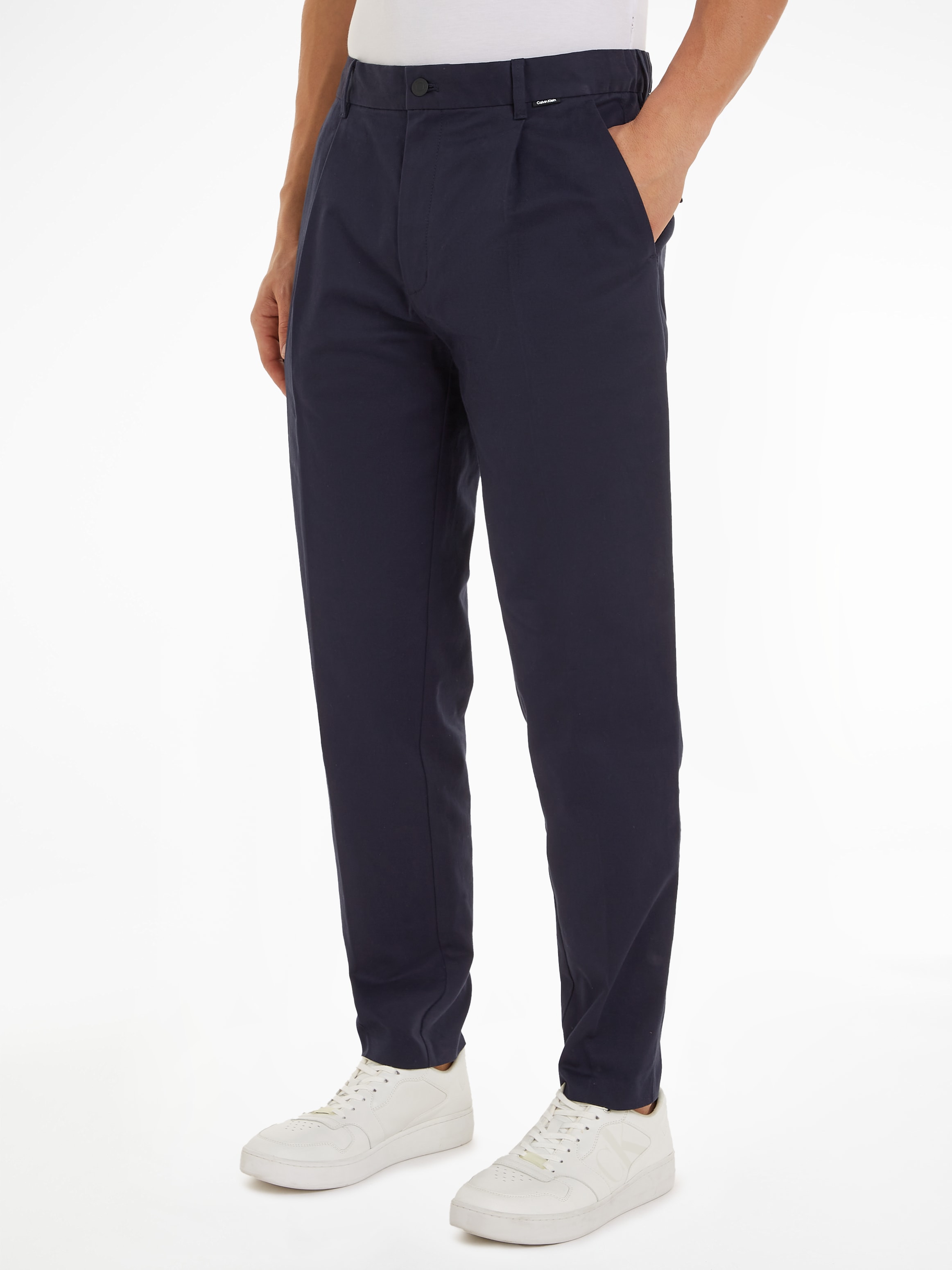 Bügelfaltenhose »MODERN TWILL TAPERED PLEAT PANTS«, mit Logoprägung