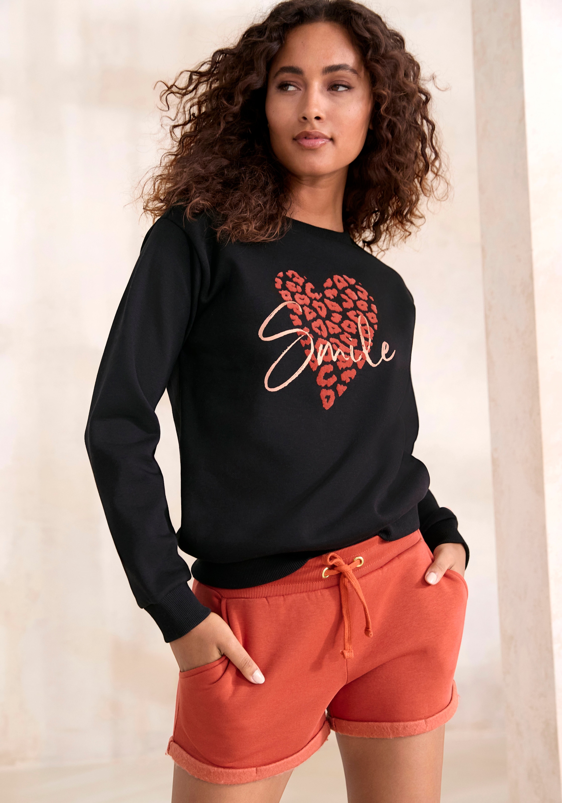 LASCANA Sweatshirt, Lounge-/Sweatshirt mit Herz-Leo-Druck, Loungewear